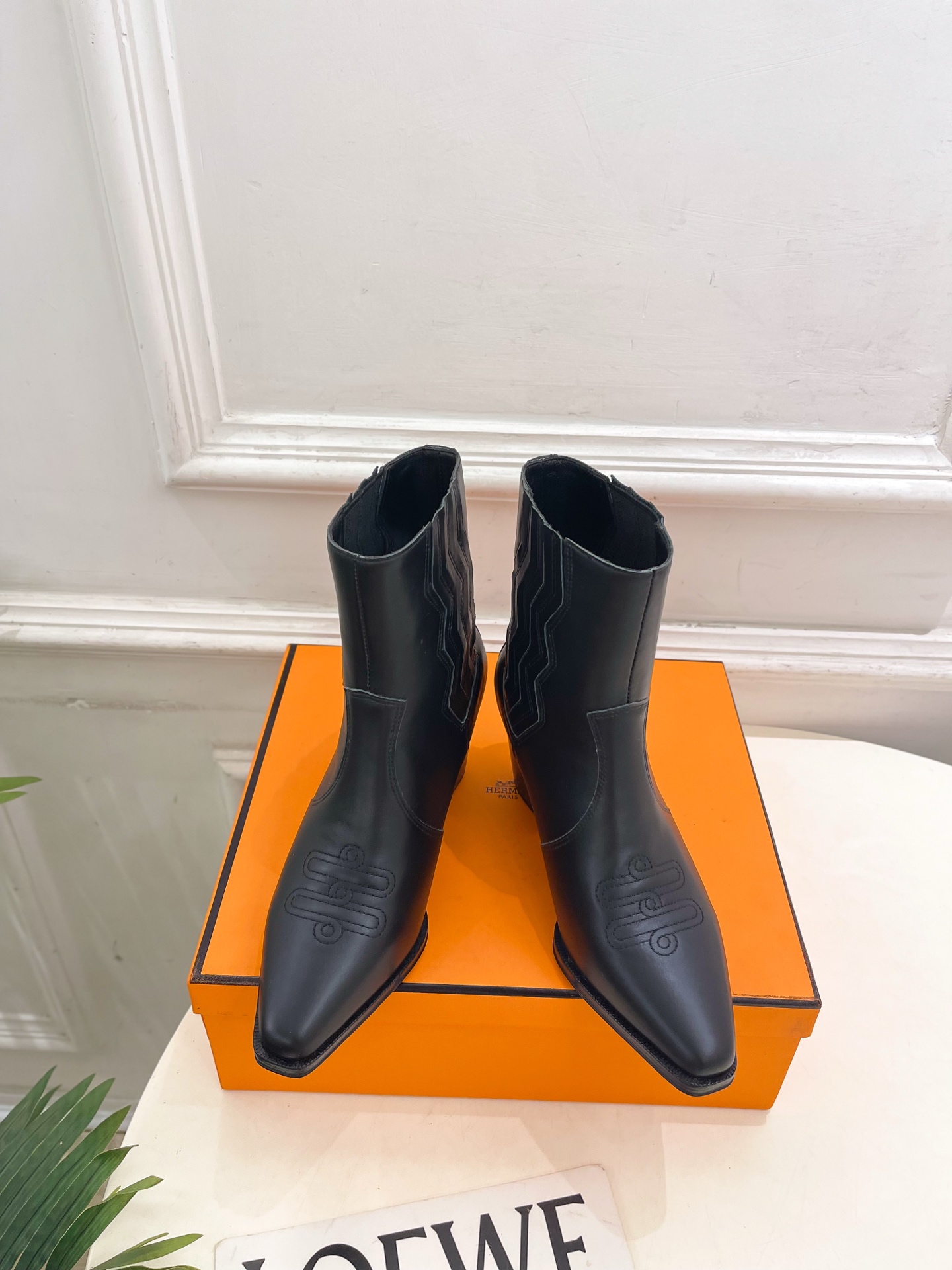 NO:668622,* Hermès 25 counter new products 2025 autumn and winter new products catwalk classic retro small square toe Chelsea thick heel short boots series upper original specific calfskin/cow lining imported lambskin outsole original imported leather outsole heel height 6.5cm shoe size: 35-39 (40.41 custom-made non-refundable), boots, hermes, boots, cowhide, sheepskin, Leather soles19860909* 爱玛仕 25 专柜新款 2025秋冬新品 走秀款 经典复古小方头切尔西粗跟短靴系列 鞋面原版特定小牛皮/牛猄 内里进口小羊皮  大底原版进口真皮大底 跟高6.5cm 鞋码:35-39（40.41定做不退换）,靴子,hermes,boots,cowhide,sheepskin,Leather soles,Women's Shoes