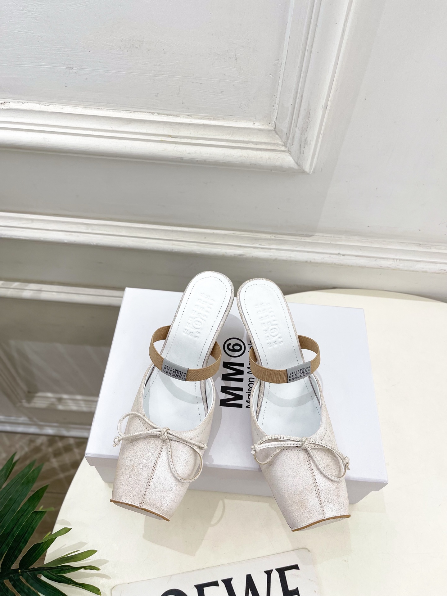 NO:668613,Maison Margiela 26 2026 spring and summer new style MM6 letter elastic band square toe bow high heel half slippers———————— MM6 is the most popular genius designer brand in the past two years. Its simple design and luxurious texture will make you fall in love with it. If you don’t want to hit the streets, you can check out this brand. It is relatively niche but it is so easy to match. You can see this brand everywhere on Instagram and Xiaohongshu!  BS original one-to-one customization, original custom-made burst cowhide upper, imported sheepskin lining, original Italian genuine leather outsole, heel height 7.5cm, size 35-39 (40.41 can be customized), ballet slippers, masion margiela, masion margiela, slippers, cowhide, sheepskin, Leather soles19860909Maison Margiela马吉拉 26 2026春夏新款 MM6字母弹力带方头蝴蝶结高跟半拖鞋———————— MM6作为这两年最受欢迎的鬼才设计师品牌,设计简单、奢华的质感让你爱不释手 不想满大街撞款的可以看看这个品牌,比较小众却又是那么好搭配,ins、小红书随处可见这个品牌的身影 ！BS原版一比一定制 鞋面原版特定制爆裂牛皮 内里进口羊皮里 大底原版意大利真皮大底 跟高7.5cm 码数35-39（40.41可定做）,拖鞋芭蕾舞鞋,masion margiela,masion margiela,slippers,cowhide,sheepskin,Leather soles,Women's Shoes