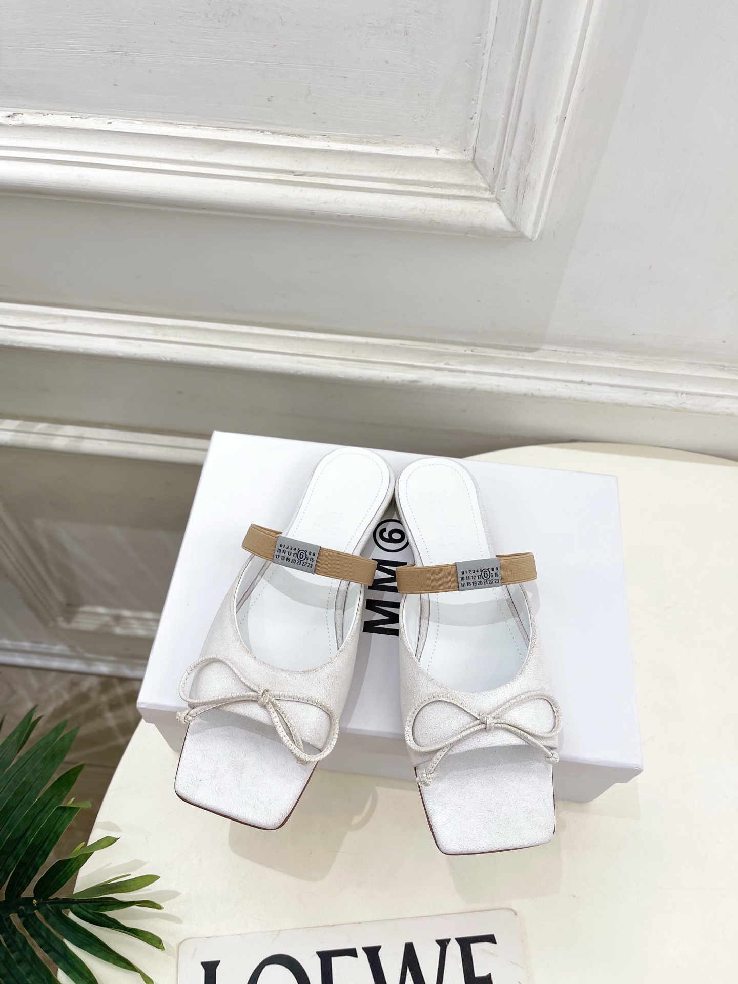 NO:668616,Maison Margiela 26 2026 spring and summer new style MM6 letter elastic strap square toe bow flat slippers———————— MM6 is the most popular genius designer brand in the past two years. Its simple design and luxurious texture will make you fall in love with it. If you don’t want to hit the streets, you can check out this brand. It is relatively niche but it is so easy to match. You can see this brand everywhere on Instagram and Xiaohongshu!  BS original one-to-one customization, original custom-made burst cowhide upper, imported sheepskin lining, original Italian genuine leather outsole, high flat heel, size 35-39 (40.41 can be customized), ballet slippers, masion margiela, masion margiela, slippers, cowhide, sheepskin, Leather soles19860909Maison Margiela马吉拉 26 2026春夏新款 MM6字母弹力带方头蝴蝶结平底拖鞋———————— MM6作为这两年最受欢迎的鬼才设计师品牌,设计简单、奢华的质感让你爱不释手 不想满大街撞款的可以看看这个品牌,比较小众却又是那么好搭配,ins、小红书随处可见这个品牌的身影 ！BS原版一比一定制 鞋面原版特定制爆裂牛皮  内里进口羊皮里 大底原版意大利真皮大底 跟高平底 码数35-39（40.41可定做）,拖鞋芭蕾舞鞋,masion margiela,masion margiela,slippers,cowhide,sheepskin,Leather soles,Women's Shoes