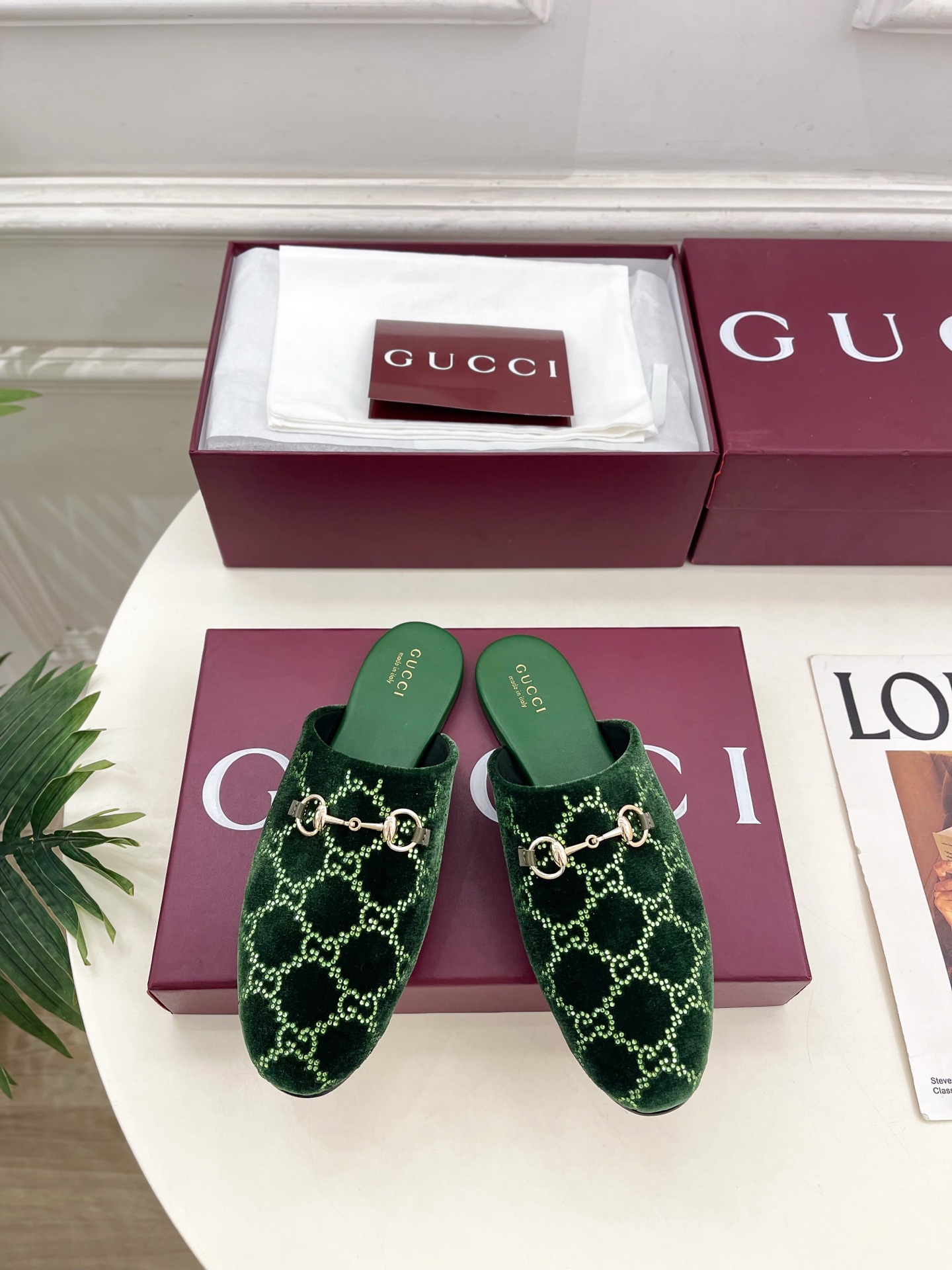 NO:668602,Gucci | Gucci 26 G’s main series is finally released, and the products are worth looking forward to!  Original classic, create new design, BS spring and summer new style, classic GG rhinestone horsebit flat mule shoes, purchasing agent level!  Full of high-end feel!  A favorite among bloggers at home and abroad, it is retro and fashionable, easy to wear and looks great on your feet!  The official website mainly recommends, new colors are constantly updated ━━━━━ t ━━━━━ Highly customized upper with imported velvet and rhinestones. Lining: imported sheepskin lining. Outsole original cowhide leather outsole imported from Italy. High flat sole. Shoe size:  35-39 (40.41.42 can be customized), half drag, gucci, gucci, gucci, cowhide, sheepskin19860909Gucci | 古驰 26 G家 主打系列终于面世,狠货值得期待！原有的经典 创造新设计  BS春夏新款 经典GG水钻马衔扣平底穆勒鞋 代购级别！高级感十足！国内外博主刷爆的一款,复古又时髦 穿搭简便 上脚美炸了！官网主推,新色持续更新 ━━━━━ t ━━━━━ 鞋面高定制进口丝绒烫钻  内里: 进口羊皮里 大底原版意大利进口牛皮大底 跟高平底 鞋码: 35-39（40.41.42可定制）,半拖,gucci,gucci,gucci,cowhide,sheepskin,Women's Shoes