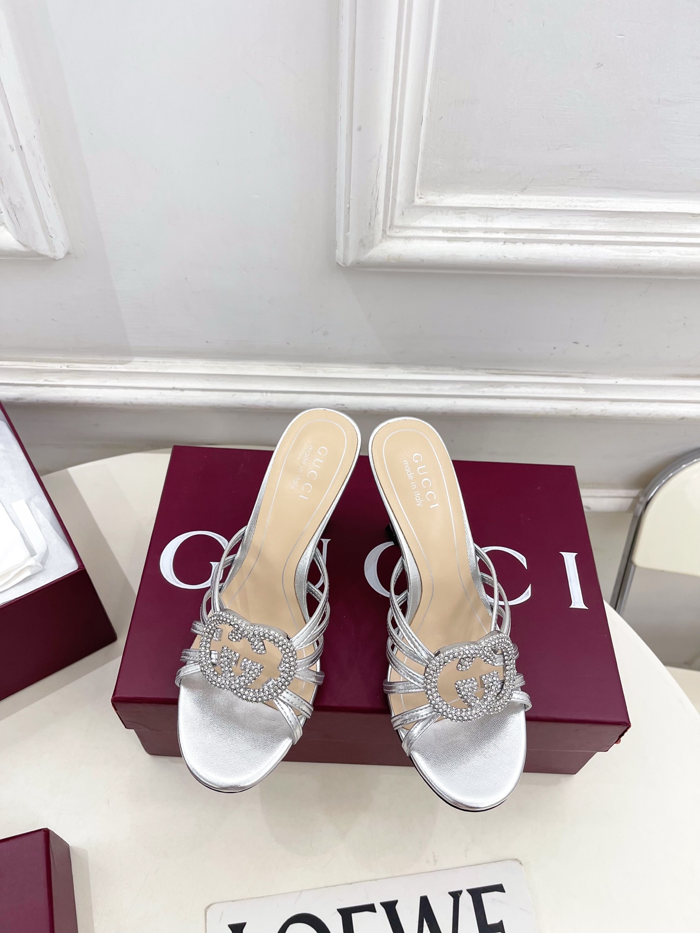 NO:668600,Gucci | Gucci 26 G’s main series is finally released, and the products are worth looking forward to!  Original classic, create new design, BS new style in early spring, classic double G rhinestone buckle thin strap high-heeled slippers, purchasing agent level!  Full of high-end feel!  A favorite among bloggers at home and abroad, it is retro and fashionable, easy to wear and looks great on your feet!  Official website mainly recommends, new colors are constantly updated ━━━━━ t ━━━━━ Original high-customized cowhide leather/cow patent leather upper. Lining: imported sheepskin lining. Original Italian genuine leather outsole. Heel height 8.5cm. Shoe size:  35-39 (40.41.42 can be customized), high heels sandals, gucci, gucci, gucci, sandals, high heels, slippers, cowhide, sheepskin, Leather soles19860909Gucci | 古驰 26 G家 主打系列终于面世,狠货值得期待！原有的经典 创造新设计 BS早春新款 经典双G水钻扣细带高跟拖鞋 代购级别！高级感十足！国内外博主刷爆的一款,复古又时髦 穿搭简便 上脚美炸了！官网主推,新色持续更新 ━━━━━ t ━━━━━ 鞋面原版高定制牛皮/牛漆皮  内里: 进口羊皮里 大底原版意大利真皮大底 跟高8.5cm 鞋码: 35-39（40.41.42可定制）,高跟鞋凉鞋,gucci,gucci,gucci,sandals,high heels,slippers,cowhide,sheepskin,Leather soles,Women's Shoes