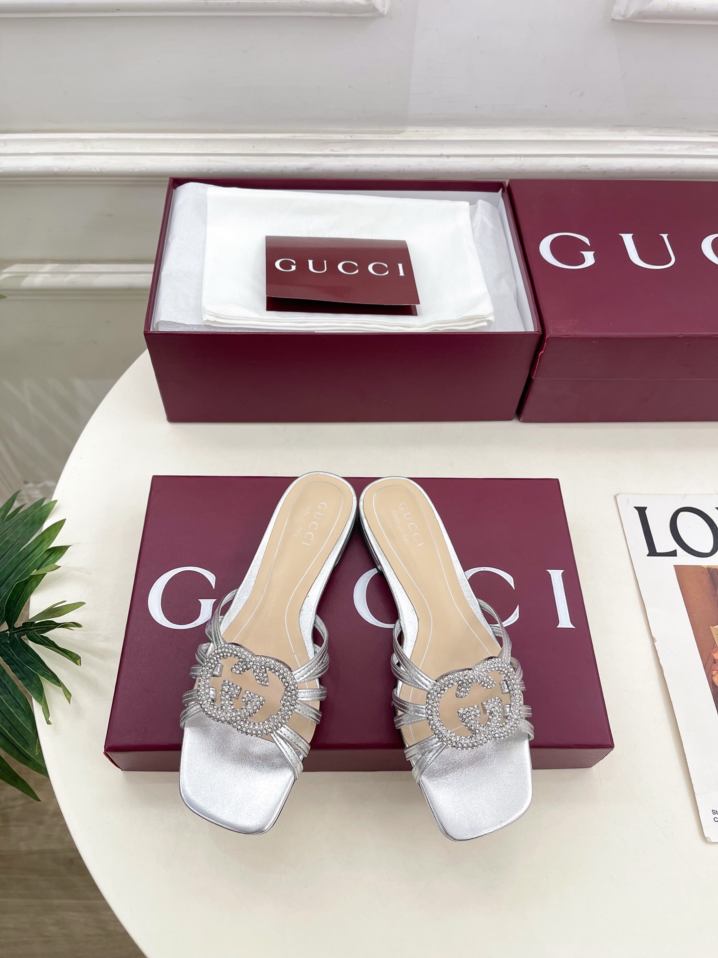 NO:668598,Gucci | Gucci 26 G’s main series is finally released, and the products are worth looking forward to!  Original classic, create new design, BS new style in early spring, classic rhinestone double G buckle thin strap flat slippers, purchasing agent level!  Full of high-end feel!  A favorite among bloggers at home and abroad, it is retro and fashionable, easy to wear and looks great on your feet!  The official website mainly recommends, new colors are constantly updated ━━━━━t ━━━━━ Upper original high-customized cowhide/cow patent leather Lining: Imported sheepskin lining Outsole Original Italian leather outsole Heel height 1.5cm Shoe size: 35-39 (40.41.42 can be customized), high-heeled shoes and slippers, gucci, gucci, gucci, high  heels,slippers,cowhide,sheepskin,Leather soles19860909Gucci | 古驰 26 G家 主打系列终于面世,狠货值得期待！原有的经典 创造新设计 BS早春新款 经典水钻双G扣细带平底拖鞋 代购级别！高级感十足！国内外博主刷爆的一款,复古又时髦 穿搭简便 上脚美炸了！官网主推,新色持续更新 ━━━━━ t ━━━━━ 鞋面原版高定制牛皮/牛漆皮  内里: 进口羊皮里 大底原版意大利真皮大底 跟高1.5cm  鞋码: 35-39（40.41.42可定制）,高跟鞋拖鞋,gucci,gucci,gucci,high heels,slippers,cowhide,sheepskin,Leather soles,Women's Shoes