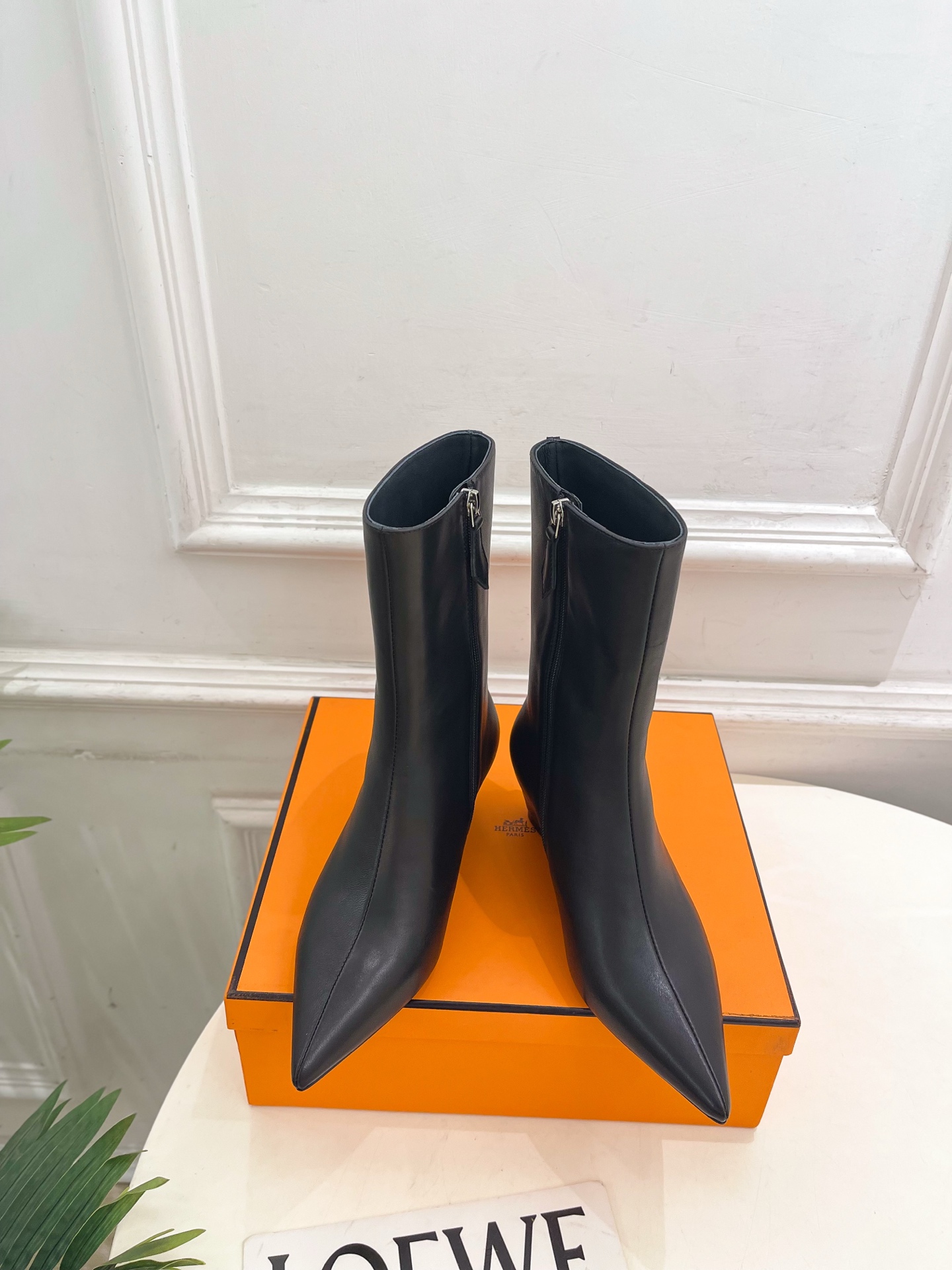 NO:668625,*Hermès 25 counter new products 2025 autumn and winter new Leonie pointed toe inner height ankle boots short boots series upper original specific lambskin/sheep lining imported lambskin outsole original imported genuine leather outsole heel height increased 5.5cm shoe size: 35-39 (40.41 customized non-refundable), boots, hermes, boots, sheepskin, sheep, Leather soles19860909* 爱玛仕 25 专柜新款 2025秋冬新品 Leonie 尖头内增高及踝靴 短靴系列 鞋面原版特定小羊皮/羊猄 内里进口小羊皮  大底原版进口真皮大底 跟高内增高5.5cm 鞋码:35-39（40.41定做不退换）,靴子,hermes,boots,sheepskin,sheep,Leather soles,Women's Shoes