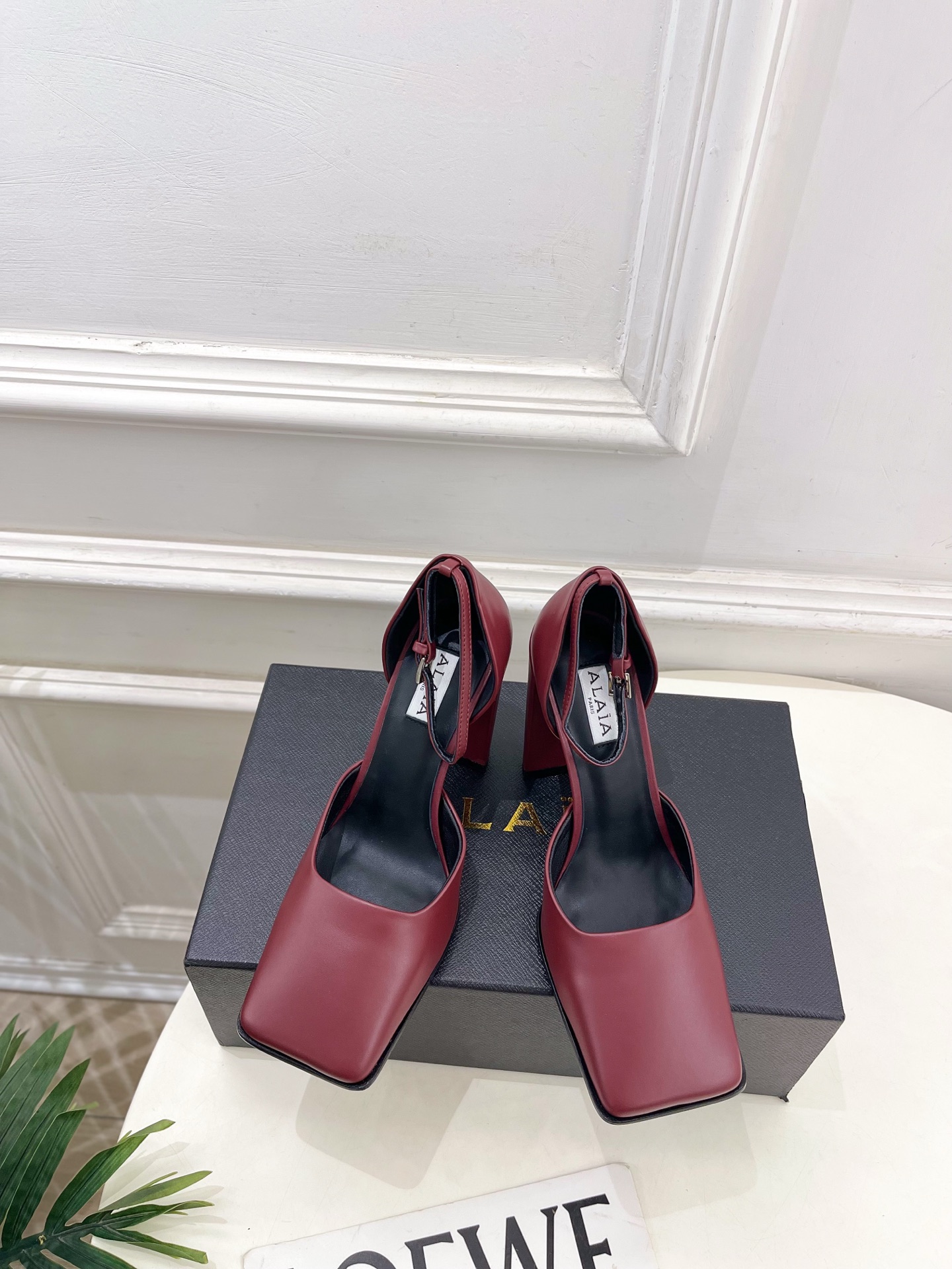 NO:668595,ALAA Alaa 26 2026 spring and summer new product, the same style as the show D'ORSAY square-toe calfskin high-heeled hollow shoes —————————— As the most popular genius designer brand in the past two years, Alaa’s simple design and luxurious texture will make you fall in love. If you don’t want to hit the streets, you can check out this brand. It is relatively niche but is so easy to match. You can see this brand everywhere on Instagram and Xiaohongshu!  BS original one-to-one customization, original custom-made imported cowhide leather lining, imported sheepskin lining, outsole, genuine leather outsole imported from Italy, heel height 10cm, size 36-39 (40.41.42 can be customized), high heels, single shoes, high heels, cowhide, sheepskin, Leather soles19860909ALAA 阿莱亚26 2026春夏新品 秀场同款 D'ORSAY方头小牛皮高跟中空鞋 ————————— Alaa作为这两年最受欢迎的鬼才设计师品牌,设计简单、奢华的质感让你爱不释手 不想满大街撞款的可以看看这个品牌,比较小众却又是那么好搭配,ins、小红书随处可见这个品牌的身影！BS原版一比一定制 鞋面原版定制进口牛皮 内里进口羊皮里 大底意大利进口真皮大底 跟高10cm  码数36-39（40.41.42可定制）,高跟鞋单鞋,high heels,cowhide,sheepskin,Leather soles,Women's Shoes
