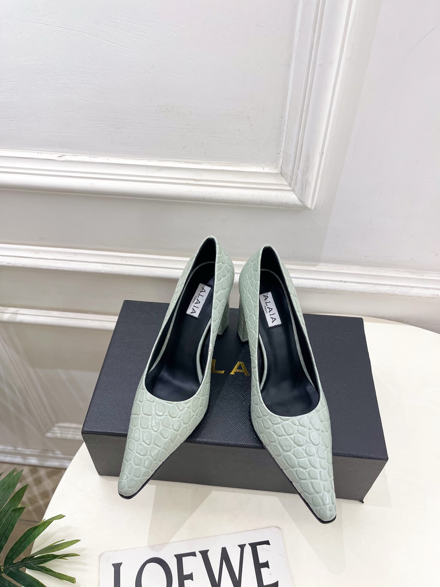 NO:668591,ALAA Alaa 26 2026 spring and summer new product, the same style as the show, retro minimalist pointed-toe crocodile pattern high-heeled shoes ————————— Alaa is the most popular genius designer brand in the past two years. Its simple design and luxurious texture will make you fall in love. If you don’t want to hit the streets, you can check out this brand. It is relatively niche but is so easy to match. You can see this brand everywhere on Instagram and Xiaohongshu!  BS original one-to-one customization. Original custom-made crocodile pattern cowhide upper. Imported sheepskin lining. Outsole. Genuine leather outsole imported from Italy. Heel height 9.5cm. Size 35-39 (40.41.42 can be customized). High heels, single shoes, high heels, cowhide, sheepskin, Leather soles.19860909ALAA 阿莱亚26 2026春夏新品 秀场同款 复古极简尖头鳄鱼纹高跟单鞋 ————————— Alaa作为这两年最受欢迎的鬼才设计师品牌,设计简单、奢华的质感让你爱不释手 不想满大街撞款的可以看看这个品牌,比较小众却又是那么好搭配,ins、小红书随处可见这个品牌的身影！BS原版一比一定制 鞋面原版定制鳄鱼纹牛皮 内里进口羊皮里 大底意大利进口真皮大底 跟高9.5cm 码数35-39（40.41.42可定制）,高跟鞋单鞋,high heels,cowhide,sheepskin,Leather soles,Women's Shoes
