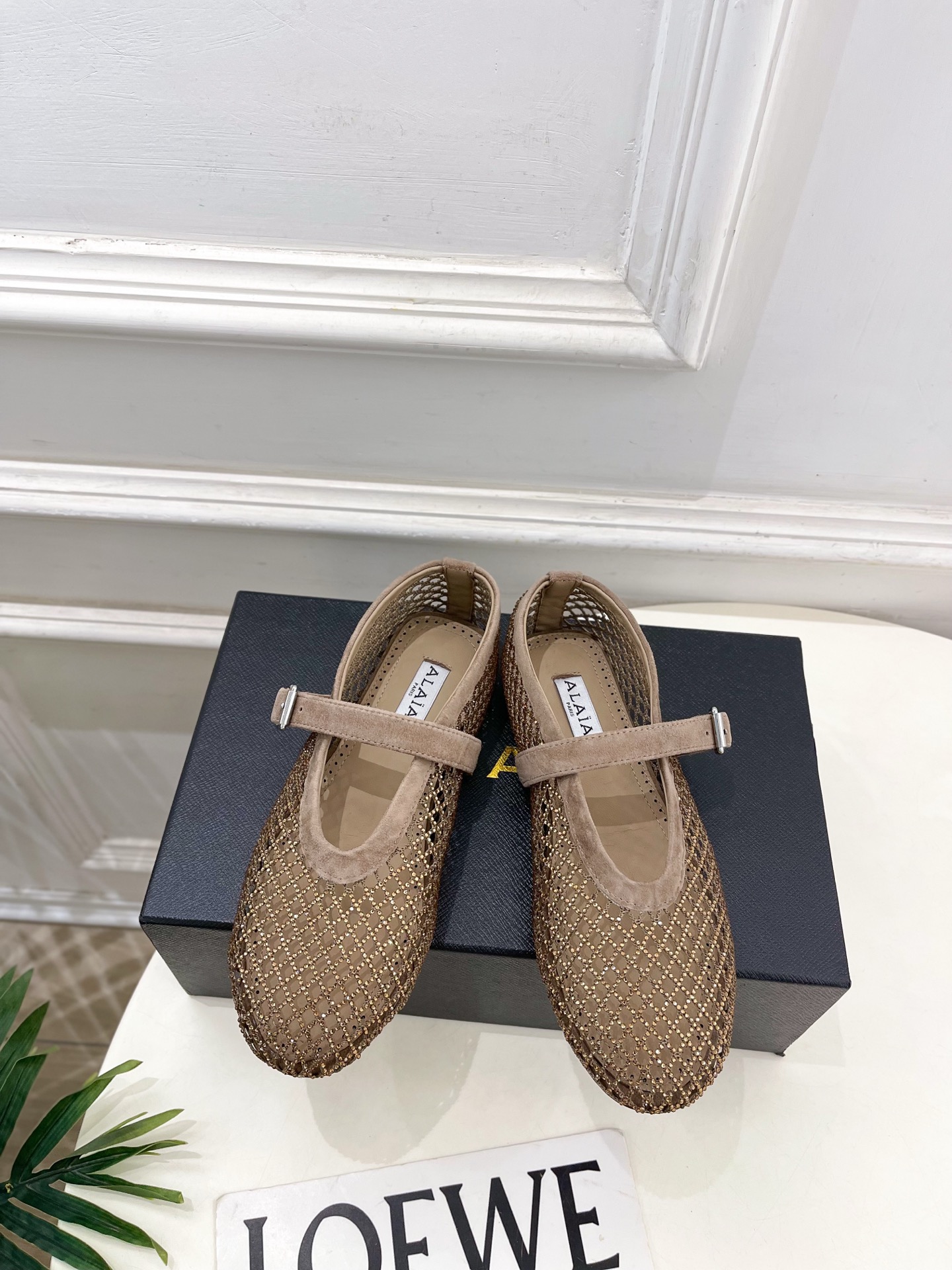 NO:668589,ALAA Alaa 26 2026 spring and summer new product, the same style as the show, crystal fishnet flat ballet shoes ————————— Alaa is the most popular genius designer brand in the past two years. Its simple design and luxurious texture will make you fall in love with it. If you don’t want to hit the streets, you can check out this brand. It is relatively niche but is so easy to match. You can see this brand everywhere on Instagram and Xiaohongshu!  BS original one-to-one customization, original custom-made imported sheepskin crystal diamonds on the upper, imported sheepskin lining on the inside, original molded non-slip outsole, size 35~39 (40.41.42 can be customized), ballet shoes, sheepskin, sheep19860909ALAA 阿莱亚26  2026春夏新品 秀场同款 水晶渔网平底芭蕾舞鞋 ————————— Alaa作为这两年最受欢迎的鬼才设计师品牌,设计简单、奢华的质感让你爱不释手 不想满大街撞款的可以看看这个品牌,比较小众却又是那么好搭配,ins、小红书随处可见这个品牌的身影！BS原版一比一定制 鞋面原版定制进口羊猄皮水晶钻 内里进口羊皮里 大底原版开模防滑大底 码数35~39（40.41.42可定制）,芭蕾舞鞋,sheepskin,sheep,Women's Shoes