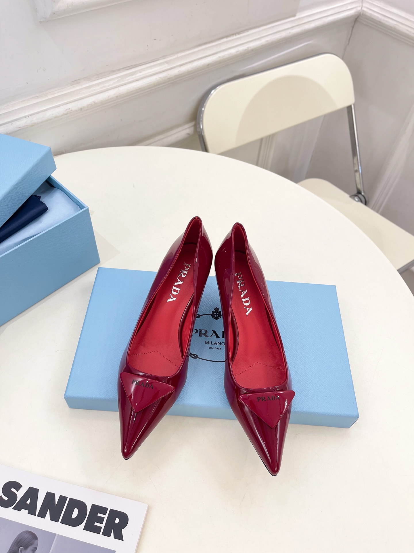 NO:668745,PRADA 26 spring and summer new products, counter catwalk models, classic triangle-marked pointed-toe high-heeled shoes series, original high-custom cow patent leather upper, imported water-dyed sheepskin lining, original Italian genuine leather outsole, heel height 5.5cm, shoe size: 35-39 (34.40.41.42. Customized, non-returnable), high-heeled shoes, prada, prada, high heels, sheepskin, Leather soles19860909PRADA 普拉达 26 春夏新品 专柜走秀款 经典三角标尖头高跟鞋系列 鞋面原版高定制牛漆皮 内里进口水染羊皮 大底原版意大利真皮大底 跟高5.5cm 鞋码:35-39（34.40.41.42.定做不退换）,高跟鞋单鞋,prada,prada,high heels,sheepskin,Leather soles,Women's Shoes