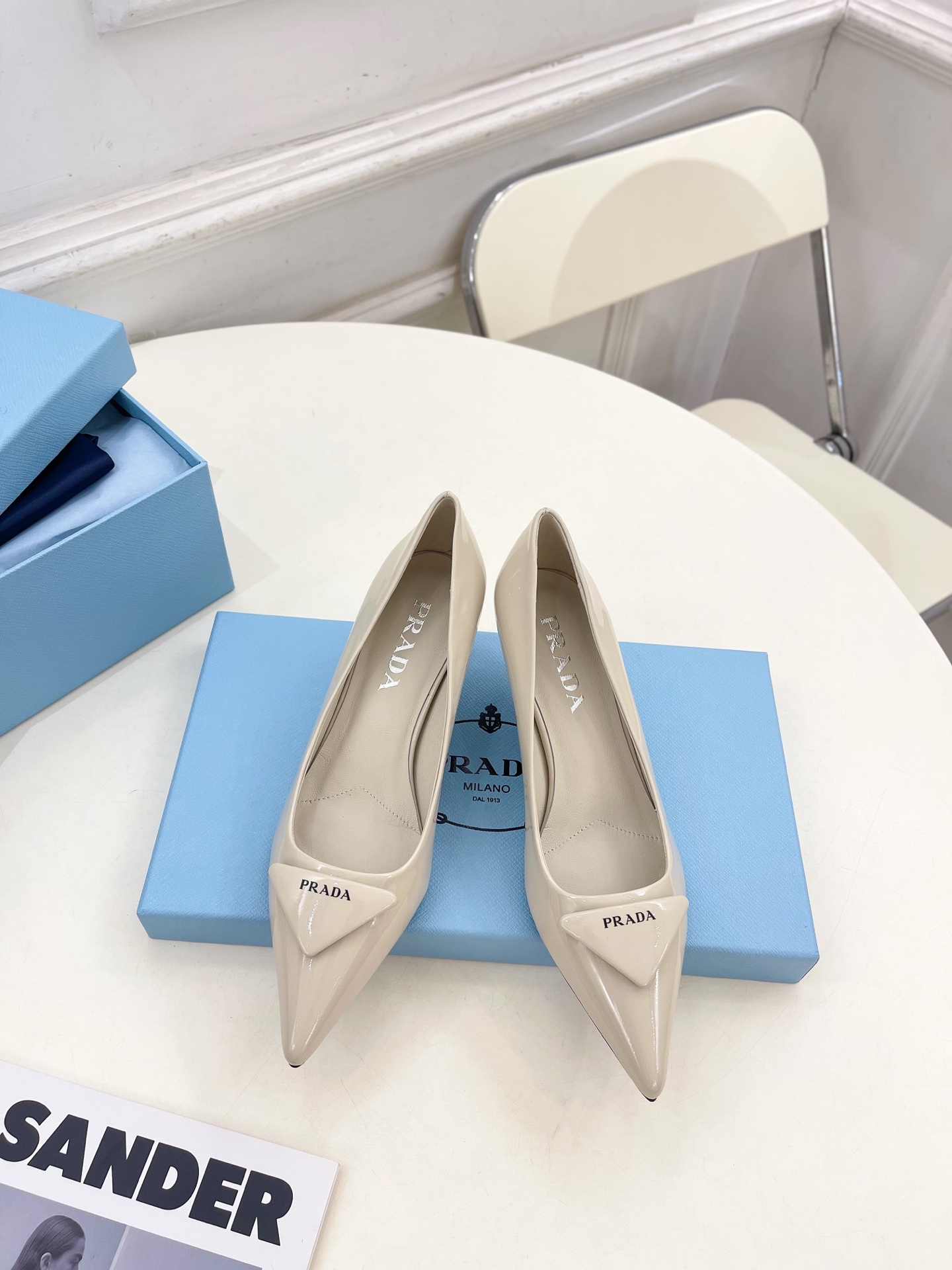 NO:668749,PRADA 26 spring and summer new products, counter catwalk models, classic triangle-marked pointed-toe high-heeled shoes series, original high-custom cow patent leather upper, imported water-dyed sheepskin lining, original Italian genuine leather outsole, heel height 5.5cm, shoe size: 35-39 (34.40.41.42. Customized, non-returnable), high-heeled shoes, prada, prada, high heels, sheepskin, Leather soles19860909PRADA 普拉达 26 春夏新品 专柜走秀款 经典三角标尖头高跟鞋系列 鞋面原版高定制牛漆皮 内里进口水染羊皮 大底原版意大利真皮大底 跟高5.5cm 鞋码:35-39（34.40.41.42.定做不退换）,高跟鞋单鞋,prada,prada,high heels,sheepskin,Leather soles,Women's Shoes