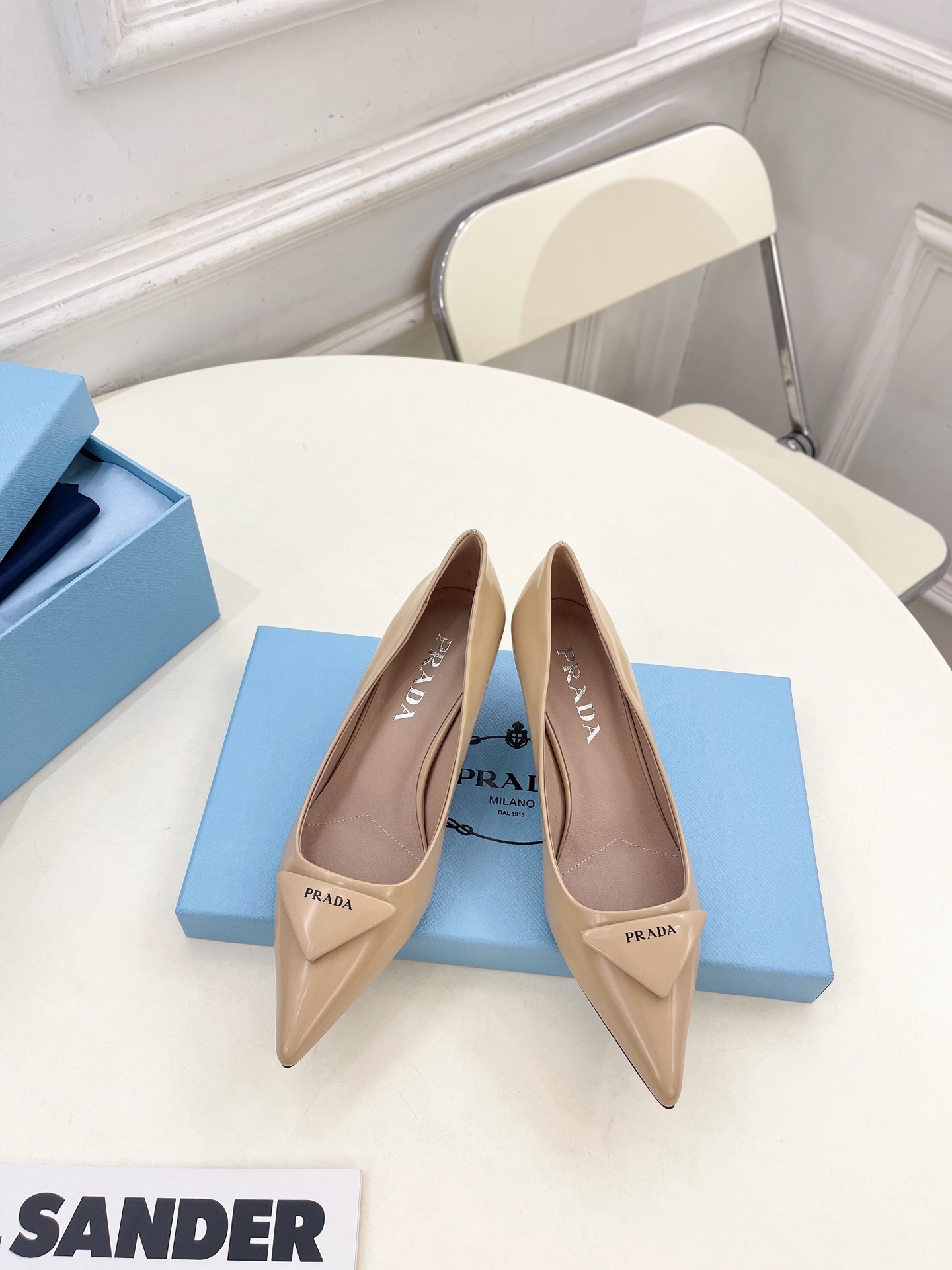 NO:668753,PRADA 26 spring and summer new products, counter catwalk models, classic triangle-marked pointed-toe high-heeled shoes series, original high-custom cow patent leather upper, imported water-dyed sheepskin lining, original Italian genuine leather outsole, heel height 5.5cm, shoe size: 35-39 (34.40.41.42. Customized, non-returnable), high-heeled shoes, prada, prada, high heels, sheepskin, Leather soles19860909PRADA 普拉达 26 春夏新品 专柜走秀款 经典三角标尖头高跟鞋系列 鞋面原版高定制牛漆皮 内里进口水染羊皮 大底原版意大利真皮大底 跟高5.5cm 鞋码:35-39（34.40.41.42.定做不退换）,高跟鞋单鞋,prada,prada,high heels,sheepskin,Leather soles,Women's Shoes