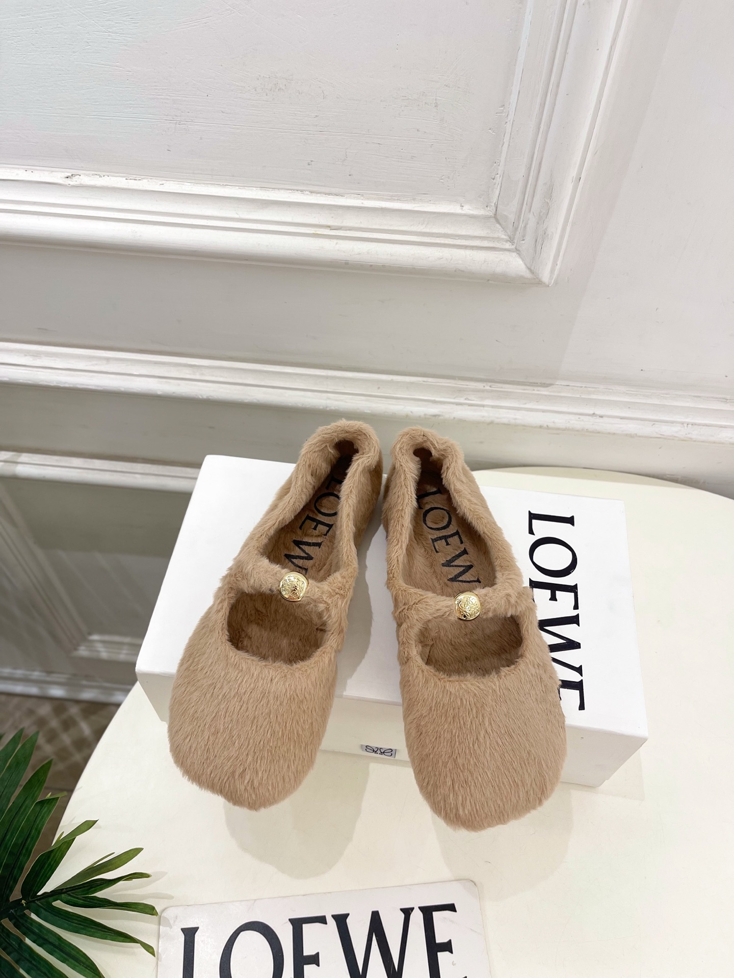 NO:668586,LOEWE 26 2026 Spring and Summer New Product Pebble Small Golden Ball Wool Ballet Shoes ————————— LOEWE, as the most popular designer brand in the past two years, has simple design, clever details, fresh and refined!  If you don’t want to hit the streets with random styles, you can check out this brand. It’s relatively niche but is so easy to match. You can see this brand everywhere on Instagram and Xiaohongshu!  BS original one-to-one customization, original specific fine wool upper, imported wool lining, original custom molded wear-resistant outsole, heel height 1cm, size 35~39 (40.41 custom-made, non-refundable), ballet shoes, loewe, loewe19860909LOEWE 罗意威 26 2026春夏新品 Pebble小金球羊毛芭蕾舞鞋 ————————— LOEWE作为这两年最受欢迎的设计师牌,设计简单、细节巧妙、清新脱俗！ 不想满大街撞款的可以看看这个品牌,比较小众却又是那么好搭配,ins、小红书随处可见这个品牌的身影 ！BS原版一比一定制 鞋面原版特定细羊毛 内里进口羊毛里 大底原版定制开模耐磨大底 跟高1cm 码数35~39(40.41订做不退换）,芭蕾舞鞋,loewe,loewe,Women's Shoes