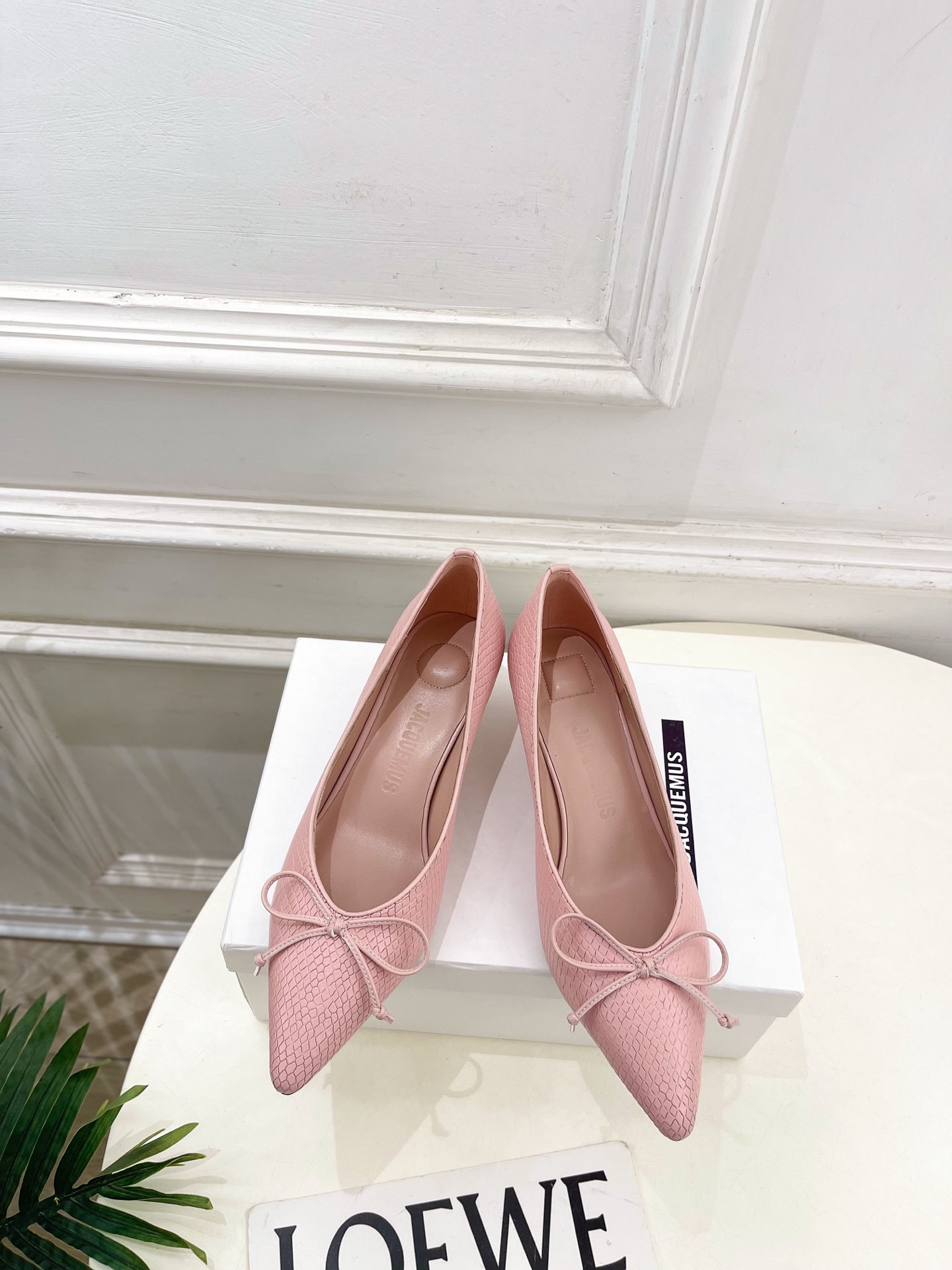 NO:668585,JACQUEMUS 2026 Spring and Summer New Products Retro Bow Pointed Cat Heels ————————— As the most popular designer brand in the past two years, the design is simple, the details are clever, fresh and refined!  If you don’t want to hit the streets with random styles, you can check out this brand. It’s relatively niche but is so easy to match. You can see this brand everywhere on Instagram and Xiaohongshu!  BS original version customized one to one!  Original specific leather upper, imported hybrid sheepskin lining, original Italian genuine leather outsole, heel height 4.5cm, size 35~39 (40. Customized, non-returnable), high heels, high heels, sheepskin, Leather soles19860909JACQUEMUS 2026春夏新品 复古蝴蝶结尖头猫 跟单鞋 ————————— 作为这两年最受欢迎的设计师牌,设计简单、细节巧妙、清新脱俗！ 不想满大街撞款的可以看看这个品牌,比较小众却又是那么好搭配,ins、小红书随处可见这个品牌的身影 ！BS原版一比一定制！ 鞋面原版特定皮面 内里进口混种羊皮 大底原版意大利真皮大底 跟高4.5cm 码数35~39(40.订做不退换）,高跟鞋单鞋,high heels,sheepskin,Leather soles,Women's Shoes