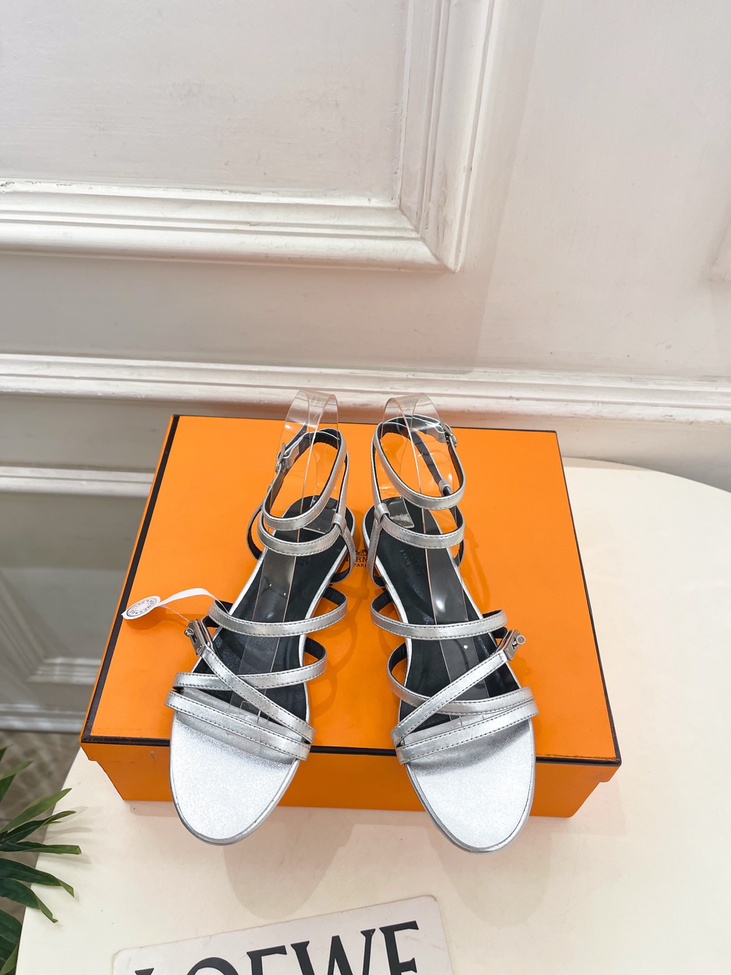 NO:668601,* Hermès 26 2026 spring and summer new products Top version Lullaby classic kelly buckle strap Roman sandals series Original specific leather uppers Imported mixed sheepskin lining Outsole Original Italian leather outsole Heel height 1cm Shoe size: 35-39 (40.41.42. Customized and non-returnable) (with original airplane box), sandals, hermes, sandals, sheepskin, Leather soles19860909* 爱玛仕 26 2026春夏新品 顶级版本 Lullaby经典kelly扣细带罗马凉鞋 系列 鞋面原版特定皮面 内里进口混种羊皮 大底原版意大利真皮大底 跟高1cm 鞋码:35-39（40.41.42.定做不退换）（配原版飞机盒）,凉鞋,hermes,sandals,sheepskin,Leather soles,Women's Shoes