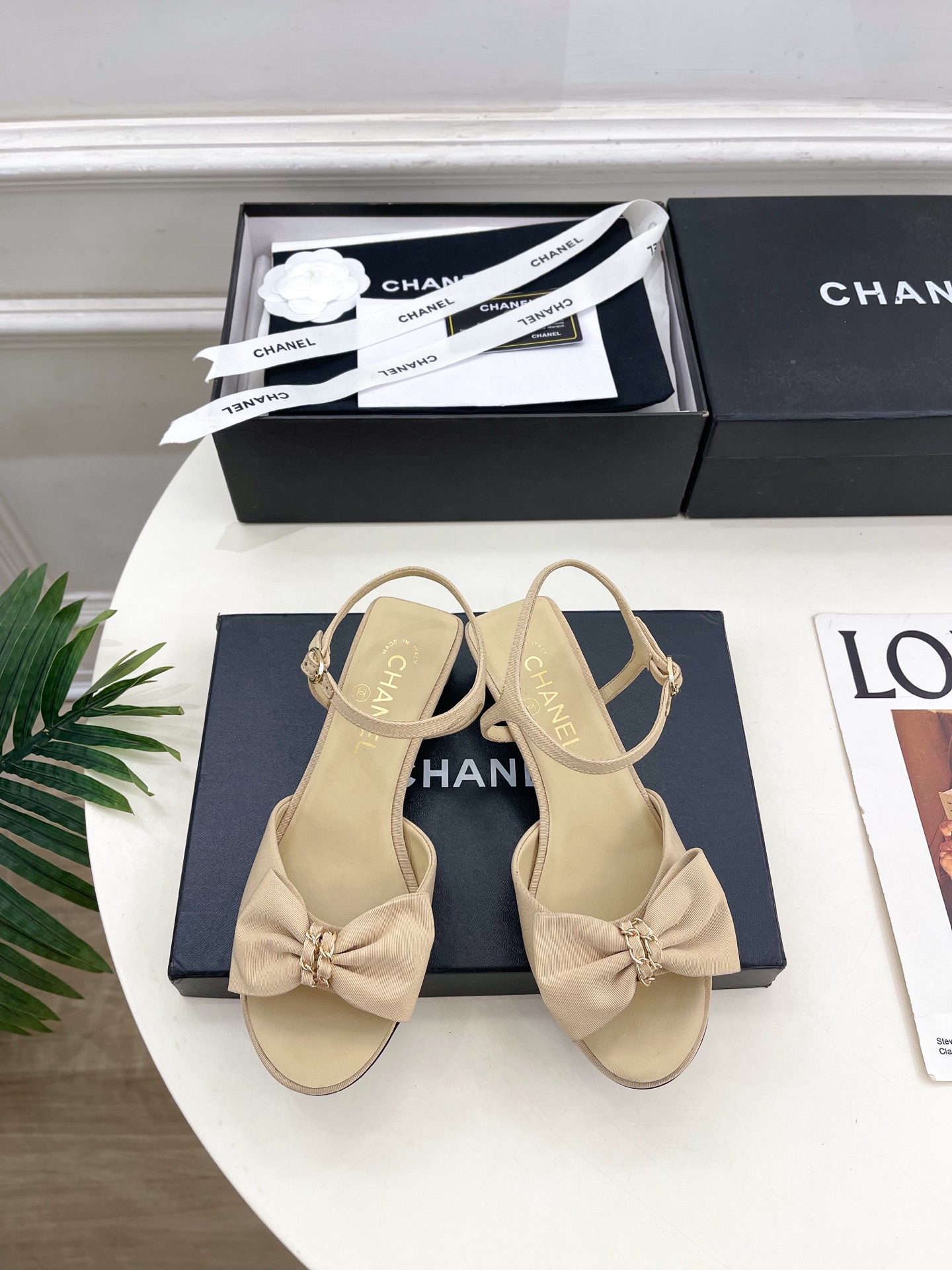 NO:668583,| Xiaoxiang 26 2026 spring and summer new product Xiaoxiang double C chain bow sandals are new in the series. The absolute best in the BS fashion circle. The matching will interpret the meticulous, minimalist and classic elements that will never fade away. It will show a unique dressing style that is too beautiful to say. A must-have item for summer... ━━━━━ t ━━━━━ Original high-customized striped fabric upper  Lining imported sheepskin, outsole original imported leather outsole, heel height 3.5cm, shoe size: 35-39 (40.41 customized, non-refundable), sandals, sandals, sheepskin, Leather soles19860909| 小香 26  2026 春夏新品 小香双C链条蝴蝶结凉鞋 系列上新 BS时尚圈的绝绝子 搭配将演绎着细致 极简 永不褪去的经典元素 展现与众不同的穿搭风格美到无话可说 夏季必入款…… ━━━━━ t ━━━━━ 鞋面原版高定制条纹布 内里进口羊皮里 大底原版进口真皮大底 跟高3.5cm  鞋码: 35-39（40.41定制不退换）,凉鞋,sandals,sheepskin,Leather soles,Women's Shoes