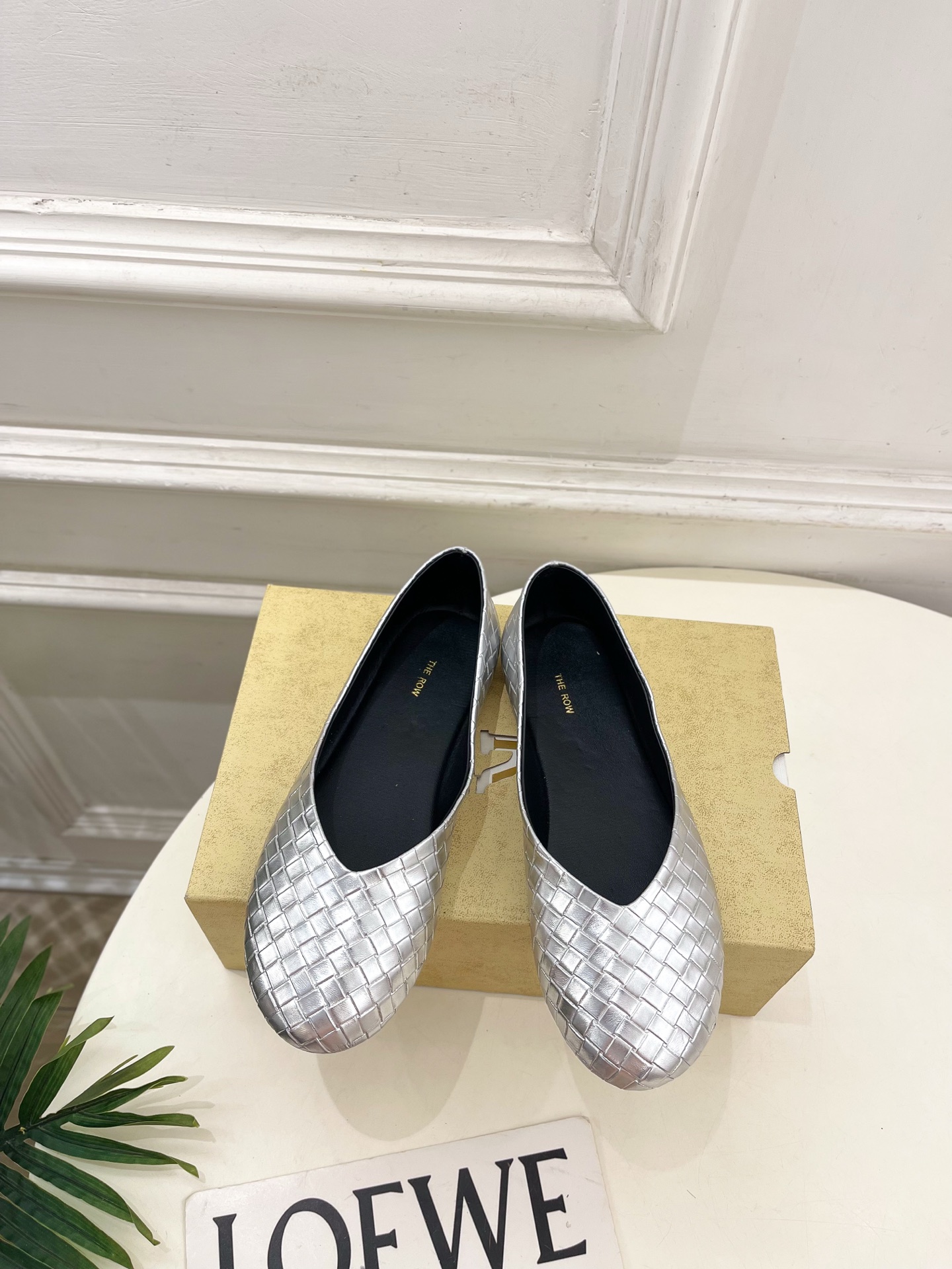NO:668580,The row's new spring and summer 2026 round-toe braided flat ballet shoes ————————— As the most popular designer brand in the past two years, the design is simple, the details are clever, fresh and refined!  If you don’t want to hit the streets with random styles, you can check out this brand. It’s relatively niche but is so easy to match. You can see this brand everywhere on Instagram and Xiaohongshu!  BS original version customized one to one!  Original specific leather upper, imported hybrid sheepskin lining, original molded non-slip and wear-resistant outsole, high flat heel, size 35~39 (40.41 custom-made, non-returnable), ballet shoes, sheepskin19860909The row 2026春夏新品 圆头编织平底芭蕾鞋 ————————— 作为这两年最受欢迎的设计师牌,设计简单、细节巧妙、清新脱俗！ 不想满大街撞款的可以看看这个品牌,比较小众却又是那么好搭配,ins、小红书随处可见这个品牌的身影 ！BS原版一比一定制！ 鞋面原版特定皮面 内里进口混种羊皮 大底原版开模防滑耐磨大底 跟高平底 码数35~39(40.41订做不退换）,芭蕾舞鞋,sheepskin,Women's Shoes