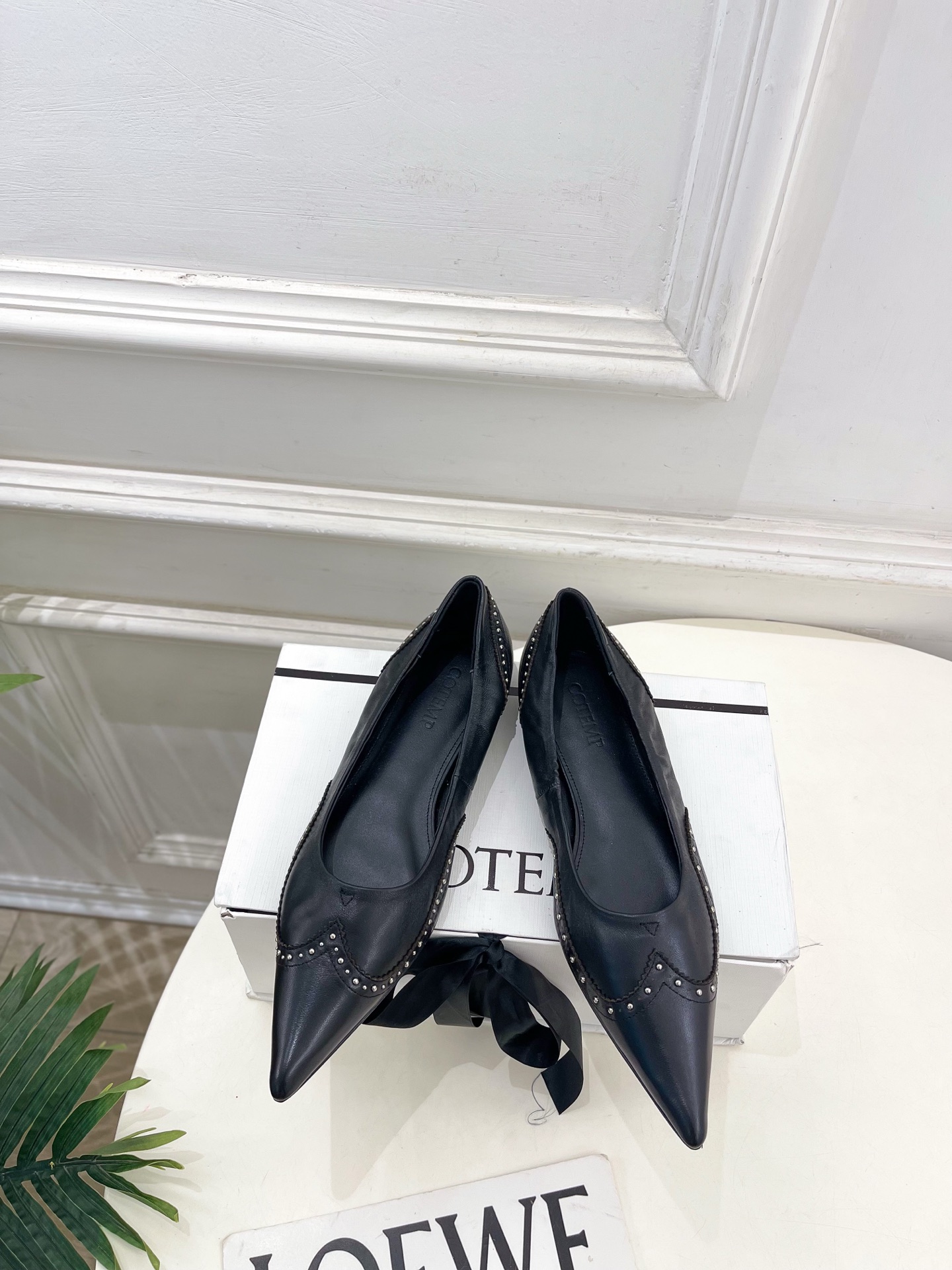 NO:668559,Cotemp 2056 spring and summer new product Tarelka Filigree brogue carved rivet pointed toe shoes ———————— As the most popular designer brand in the past two years, the design is simple, the details are clever, fresh and refined! If you don’t want to hit the streets with random styles, you can check out this brand. It’s relatively niche but is so easy to match. You can see this brand everywhere on Instagram and Xiaohongshu! BS original version customized one to one! Original specific sheepskin upper, imported lambskin lining, original imported genuine leather outsole, heel height 1cm/3cm, size 35~39 (40.41 custom made, non-returnable), high heels, high heels, sheepskin, Leather soles19860909Cotemp 2056春夏新品 Tarelka Filigree 布洛克雕花鉚钉尖头单鞋 ————————— 作为这两年最受欢迎的设计师牌,设计简单、细节巧妙、清新脱俗！ 不想满大街撞款的可以看看这个品牌,比较小众却又是那么好搭配,ins、小红书随处可见这个品牌的身影 ！BS原版一比一定制！ 鞋面原版特定羊皮 内里进口小羊皮 大底原版进口真皮大底 跟高1cm/3cm 码数35~39(40.41订做不退换）,高跟鞋单鞋,high heels,sheepskin,Leather soles,Women's Shoes