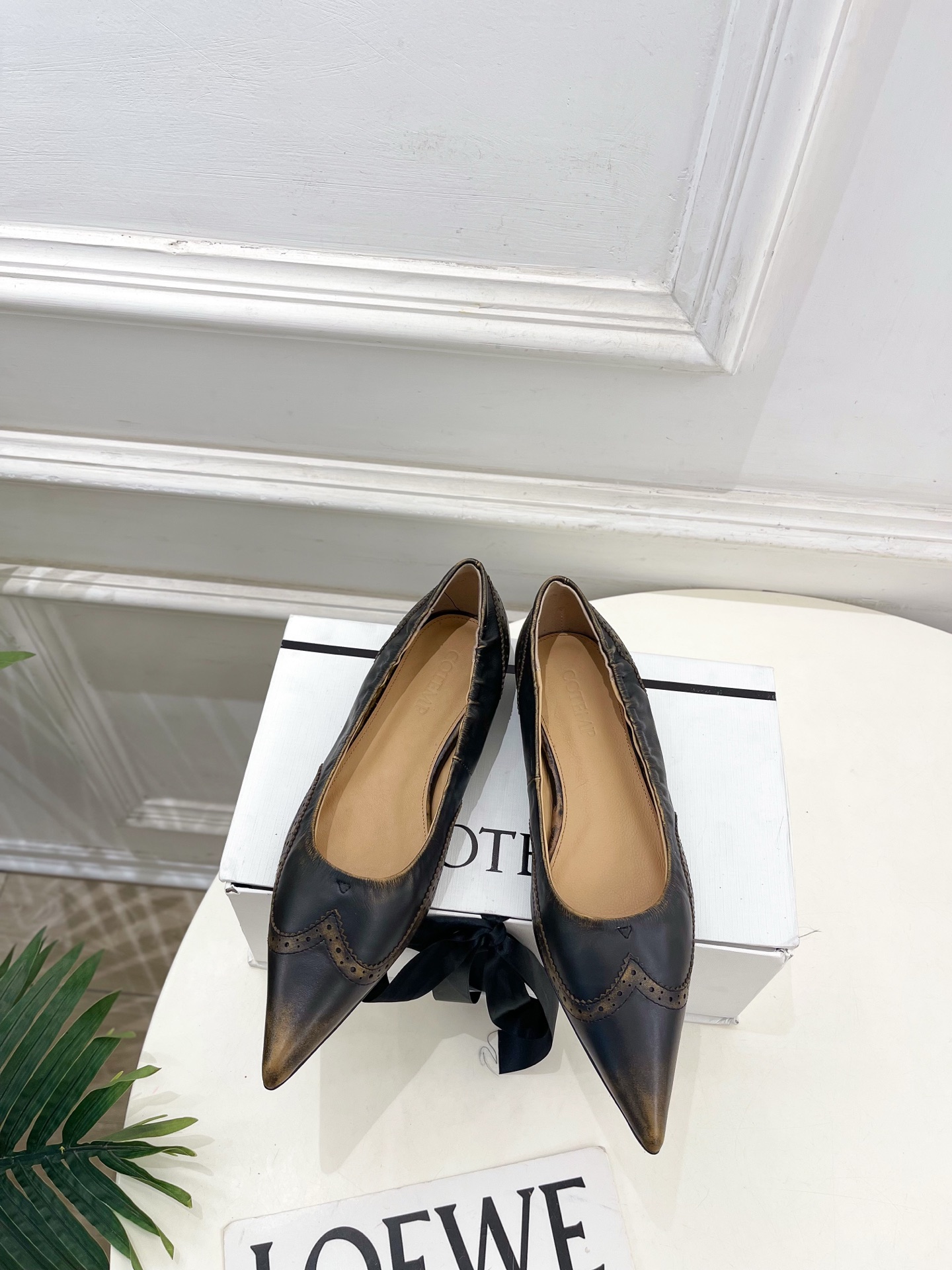 NO:668563,Cotemp 2056 spring and summer new product Tarelka Filigree brogue color carved pointed toe shoes ———————— As the most popular designer brand in the past two years, the design is simple, the details are clever, fresh and refined!  If you don’t want to hit the streets with random styles, you can check out this brand. It’s relatively niche but is so easy to match. You can see this brand everywhere on Instagram and Xiaohongshu!  BS original version customized one to one!  Upper original color-grabbed sheepskin, lining imported lambskin, outsole original imported leather outsole, heel height 1cm/3cm, size 35~39 (40.41 custom-made, non-returnable), high heels, single shoes, high heels, sheepskin, Leather soles19860909Cotemp 2056春夏新品 Tarelka Filigree 布洛克擦色雕花尖头单鞋 ————————— 作为这两年最受欢迎的设计师牌,设计简单、细节巧妙、清新脱俗！ 不想满大街撞款的可以看看这个品牌,比较小众却又是那么好搭配,ins、小红书随处可见这个品牌的身影 ！BS原版一比一定制！ 鞋面原版特定擦色羊皮 内里进口小羊皮 大底原版进口真皮大底 跟高1cm/3cm 码数35~39(40.41订做不退换）,高跟鞋单鞋,high heels,sheepskin,Leather soles,Women's Shoes