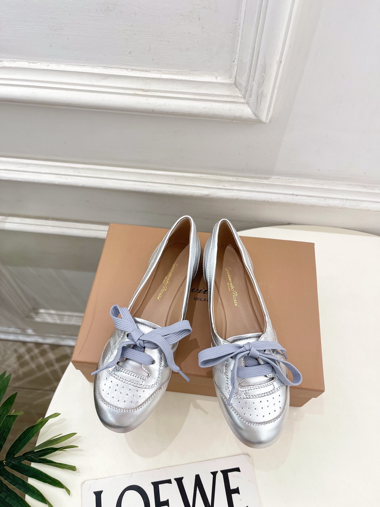 NO:668809,Gianvito Rossi｜Gianvito Rossi 26 2026 Spring and Summer New Product GR Retro Shallow Flat Ballet Training Shoes Hot New Release!  This shoe is definitely a dark horse. It has great looks and is popular among internet celebrity bloggers. It makes the goddesses swoon. Top-notch craftsmanship creates exquisite quality. It is unbeatable and comfortable. It is definitely a love-at-first-sight style!  Fashionable and versatile, a must-have for everyone!  Original fabric, custom-made imported mixed sheepskin/sheep lining, mixed sheepskin lining, original molded, custom-made non-slip outsole, high heel and flat bottom, Size 35-39 (40.41. Customized, non-refundable), single shoes, sheepskin, sheep19860909Gianvito Rossi｜吉安维托·罗西 26 2026春夏新品 GR复古浅口平底芭蕾德训鞋 火爆上新！ 这鞋绝对是黑马选手 颜值超高 网红博主火爆追捧 特让女神们心动 顶级工艺打造精品质感 无敌舒适 绝对是一见钟情款！时尚百搭,人手必备！ 面料原版定制进口混种羊皮/羊猄 内里混种羊皮里 鞋底原版开模定制防滑大底 跟高平底 Size35-39（40.41.定制不退换）,单鞋,sheepskin,sheep,Women's Shoes