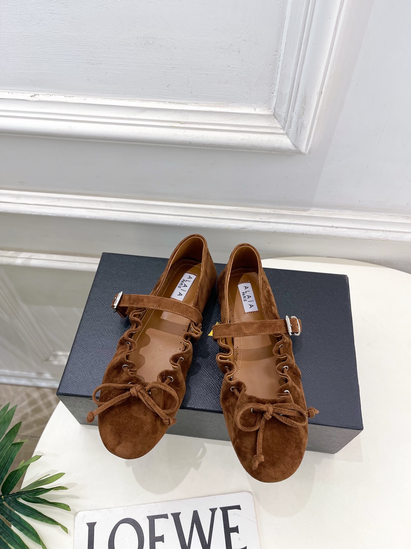 NO:668806,ALAA Alaa 26 2026 spring and summer new product, the same style as the show, pleated bow Mary Jane flat ballet shoes —————————— As the most popular genius designer brand in the past two years, Alaa’s simple design and luxurious texture will make you fall in love. If you don’t want to hit the streets, you can check out this brand. It is relatively niche but is so easy to match. You can see this brand everywhere on Instagram and Xiaohongshu!  BS original one-to-one customization, original custom-made imported sheepskin upper, imported sheepskin lining, original molded non-slip outsole, code number 36-39 (35.40.41. can be customized), mary jane, mary jane, sheepskin, sheep19860909ALAA 阿莱亚26  2026春夏新品 秀场同款 褶皱蝴蝶结玛丽珍平底芭蕾舞鞋 ————————— Alaa作为这两年最受欢迎的鬼才设计师品牌,设计简单、奢华的质感让你爱不释手 不想满大街撞款的可以看看这个品牌,比较小众却又是那么好搭配,ins、小红书随处可见这个品牌的身影！BS原版一比一定制 鞋面原版定制进口羊猄皮 内里进口羊皮里 大底原版开模防滑大底 码数36-39（35.40.41.可定制）,玛丽珍,mary jane,sheepskin,sheep,Women's Shoes