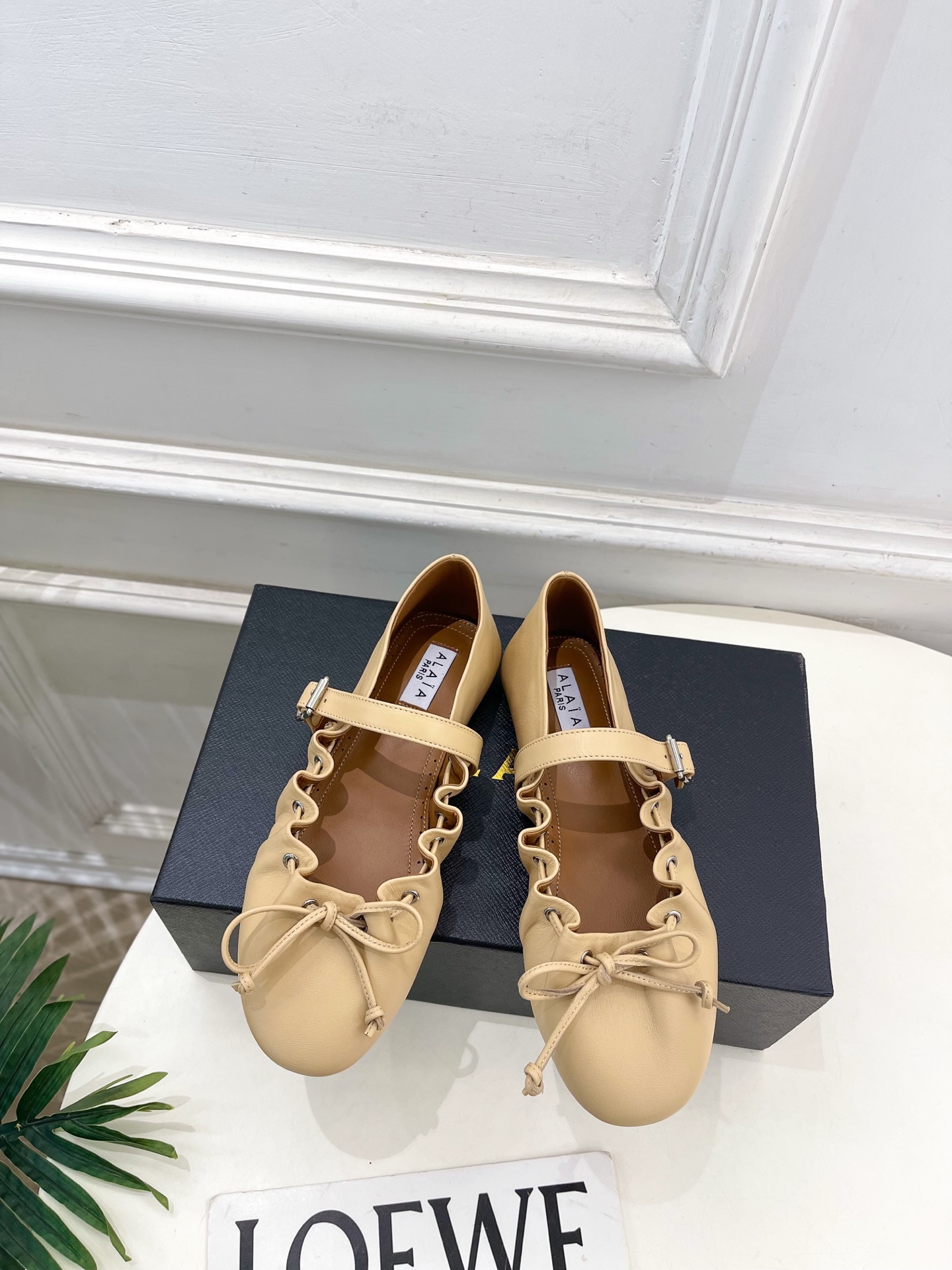 NO:668808,ALAA Alaa 26 2026 spring and summer new product, the same style as the show, pleated bow Mary Jane flat ballet shoes —————————— As the most popular genius designer brand in the past two years, Alaa’s simple design and luxurious texture will make you fall in love. If you don’t want to hit the streets, you can check out this brand. It is relatively niche but is so easy to match. You can see this brand everywhere on Instagram and Xiaohongshu!  BS original one-to-one customization, original custom-made imported sheepskin upper, imported sheepskin lining, original open-molded non-slip outsole, code number 36-39 (35.40.41. can be customized), mary jane, mary jane, sheepskin19860909ALAA 阿莱亚26  2026春夏新品 秀场同款 褶皱蝴蝶结玛丽珍平底芭蕾舞鞋 ————————— Alaa作为这两年最受欢迎的鬼才设计师品牌,设计简单、奢华的质感让你爱不释手 不想满大街撞款的可以看看这个品牌,比较小众却又是那么好搭配,ins、小红书随处可见这个品牌的身影！BS原版一比一定制 鞋面原版定制进口羊皮 内里进口羊皮里 大底原版开模防滑大底 码数36-39（35.40.41.可定制）,玛丽珍,mary jane,sheepskin,Women's Shoes