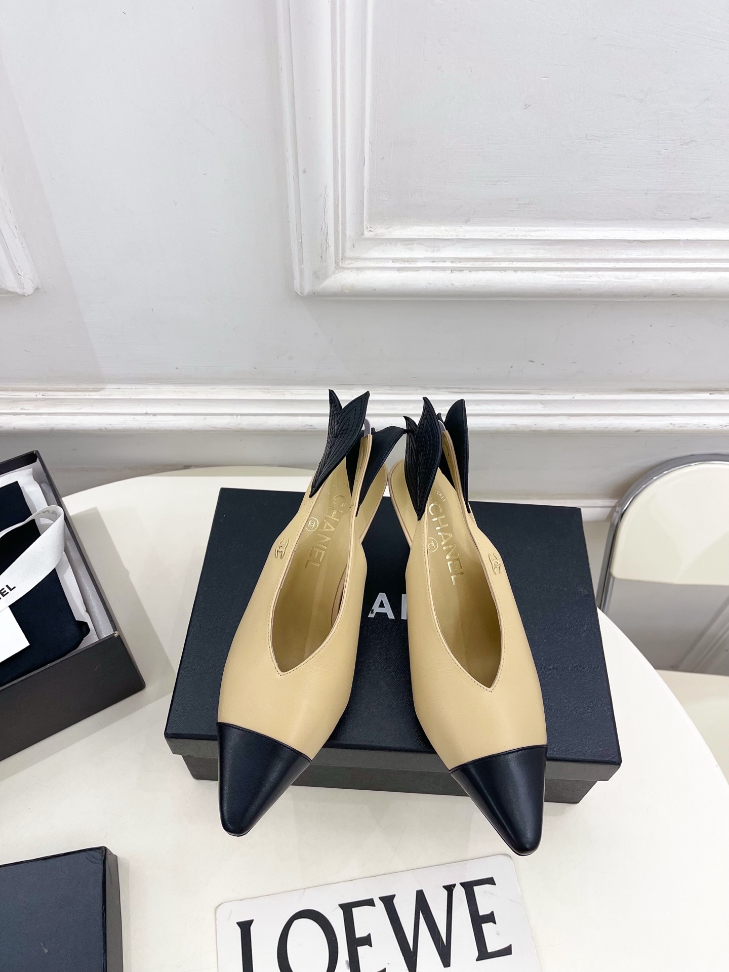 NO:668995,| Xiaoxiang 26 2026 spring and summer new product Xiaoxiang Double C color-blocked high-heeled back sandals are new in the series. A must-have in the BS fashion circle. The matching will interpret the meticulous, minimalist and never-fading classic elements, showing a unique dressing style that is too beautiful to say. A must-have for summer... ━━━━━ t ━━━━━  Original high-customized lambskin upper, imported sheepskin lining, outsole, original imported leather outsole, heel height 7.5cm, shoe size: 35-39 (40.41 customized, non-refundable), high-heeled sandals, sandals, high heels, sheepskin, Leather soles19860909| 小香 26  2026春夏新品 小香双C拼色高跟后空凉鞋 系列上新  BS时尚圈的绝绝子 搭配将演绎着细致 极简 永不褪去的经典元素 展现与众不同的穿搭风格美到无话可说 夏季必入款…… ━━━━━ t ━━━━━ 鞋面原版高定制小羊皮 内里进口羊皮里  大底原版进口真皮大底 跟高7.5cm  鞋码: 35-39（40.41定制不退换）,高跟鞋凉鞋,sandals,high heels,sheepskin,Leather soles,Women's Shoes