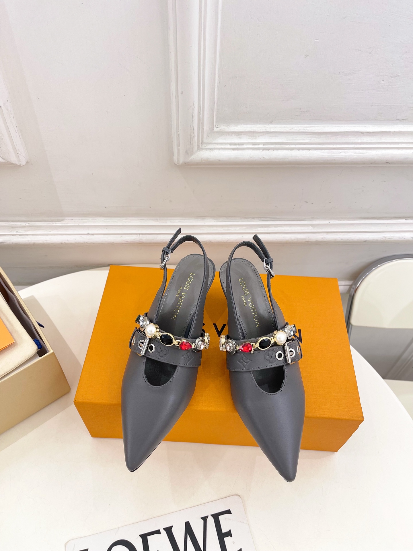 NO:668991,LV | Louis Vuitton 26 2026 spring and summer new models, top version, the counter features the latest LV VIBE jewelry chain pointed toe slingback high heels, a series of new hard goods, BS purchasing level!  Full of high-end feel!  A popular model among bloggers at home and abroad, it is retro, fashionable and looks great on your feet!  Official website main recommendation★ ━━━━━ t ━━━━━ Original specific calfskin upper, imported sheepskin lining, original Italian leather outsole, heel height 1.5cm/5.5cm, shoe size 35-39 (customized at 40.41), high-heeled sandals, louis vuitton, louis vuitton, sandals, high  heels,cowhide,sheepskin,Leather soles19860909LV | 路易威登 26 2026春夏新款 顶级版本 专柜主打最新款 LV VIBE 珠宝链条尖头露跟高跟鞋 系列硬货上新 BS代购级别！高级感十足！国内外博主刷爆的一款,复古又时髦上脚美炸了！官网主推款★ ━━━━━ t ━━━━━ 鞋面原版特定小牛皮 内里进口羊皮里 大底原版意大利真皮大底 跟高1.5cm/5.5cm 鞋码35-39（40.41定制）,高跟鞋凉鞋,louis vuitton,louis vuitton,sandals,high heels,cowhide,sheepskin,Leather soles,Women's Shoes