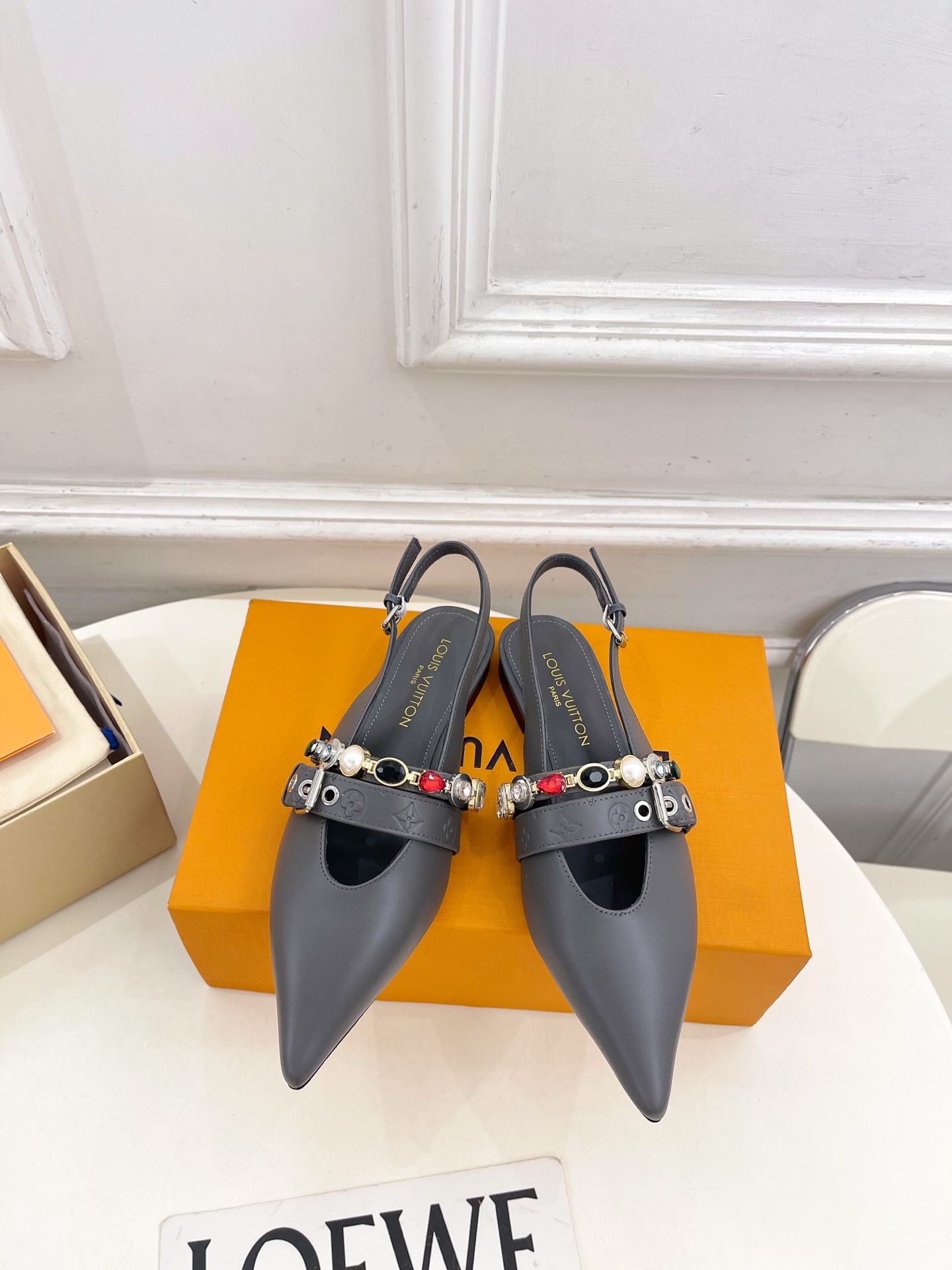 NO:668992,LV | Louis Vuitton 26 2026 spring and summer new models, top version, the counter features the latest LV VIBE jewelry chain pointed toe slingback flat shoes, a series of new hard goods, BS purchasing level!  Full of high-end feel!  A popular model among bloggers at home and abroad, it is retro, fashionable and looks great on your feet!  Official website main recommendation★ ━━━━━ t ━━━━━ Original specific calfskin upper, imported sheepskin lining, original Italian leather outsole, heel height 1.5cm/5.5cm, shoe size 35-39 (40.41 customized), high-heeled sandals, louis vuitton, louis  vuitton,sandals,flats,high heels,cowhide,sheepskin,Leather soles19860909LV | 路易威登 26 2026春夏新款 顶级版本 专柜主打最新款 LV VIBE 珠宝链条尖头露跟平底鞋 系列硬货上新 BS代购级别！高级感十足！国内外博主刷爆的一款,复古又时髦上脚美炸了！官网主推款★ ━━━━━ t ━━━━━ 鞋面原版特定小牛皮 内里进口羊皮里 大底原版意大利真皮大底 跟高1.5cm/5.5cm 鞋码35-39（40.41定制）,高跟鞋凉鞋,louis vuitton,louis vuitton,sandals,flats,high heels,cowhide,sheepskin,Leather soles,Women's Shoes