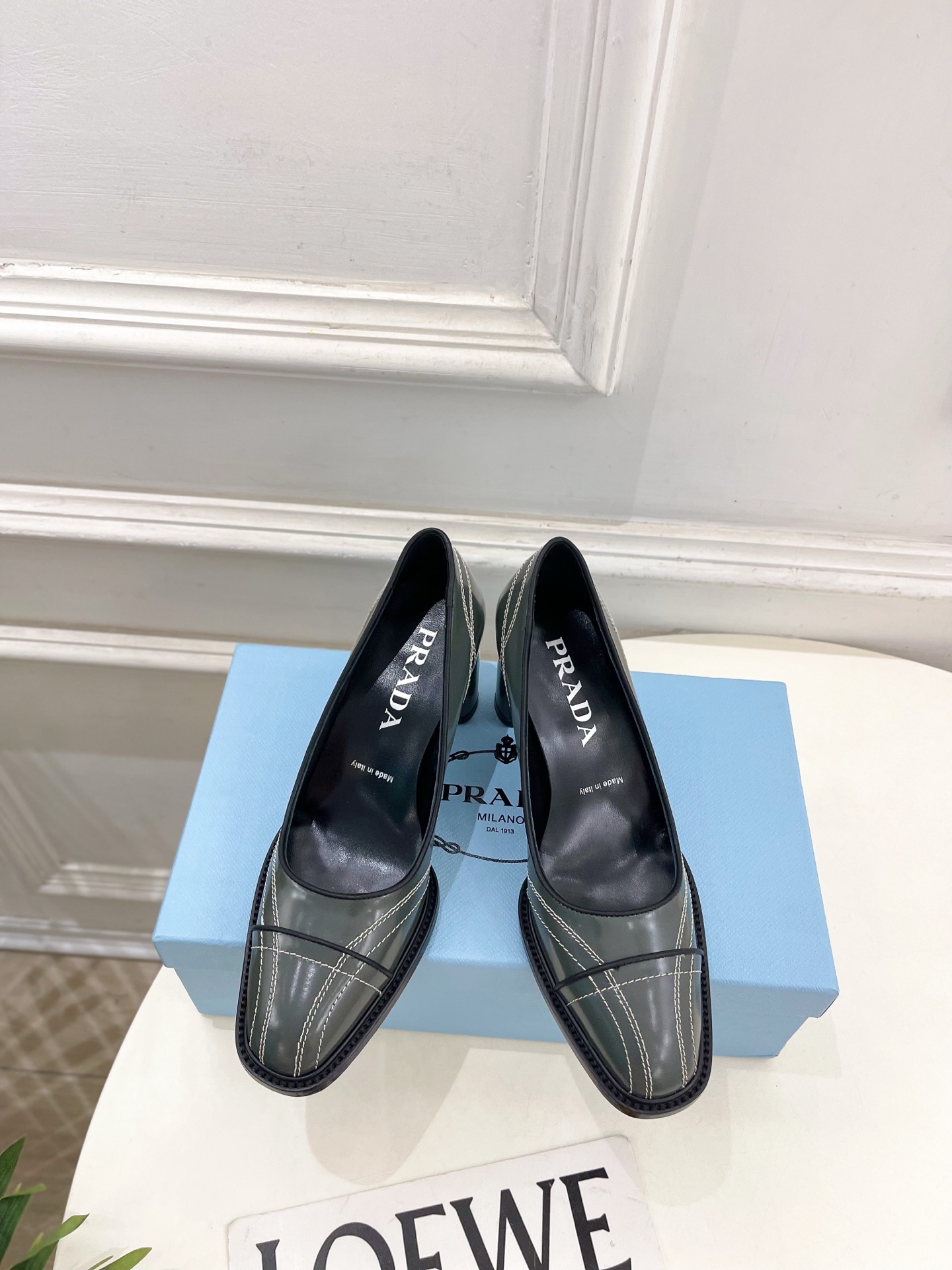 NO:679271,PRADA 26 2026 spring and summer new products Counter catwalk style second-hand bowling series retro stitching high-heeled shoes series Original high-customized cowhide uppers Imported water-dyed sheepskin lining Outsole Original Italian genuine leather outsole Heel height 7.5cm Shoe size: 35-39 (34.40.41. Customized, non-returnable), high-heeled sandals, prada, prada, sandals, high  heels,cowhide,sheepskin,Leather soles19860909PRADA 普拉达 26 2026春夏新品 专柜走秀款中古保龄球系列复古缝线高跟单鞋系列 鞋面原版高定制牛皮 内里进口水染羊皮  大底原版意大利真皮大底 跟高7.5cm 鞋码:35-39（34.40.41.定做不退换）,高跟鞋凉鞋,prada,prada,sandals,high heels,cowhide,sheepskin,Leather soles,Women's Shoes