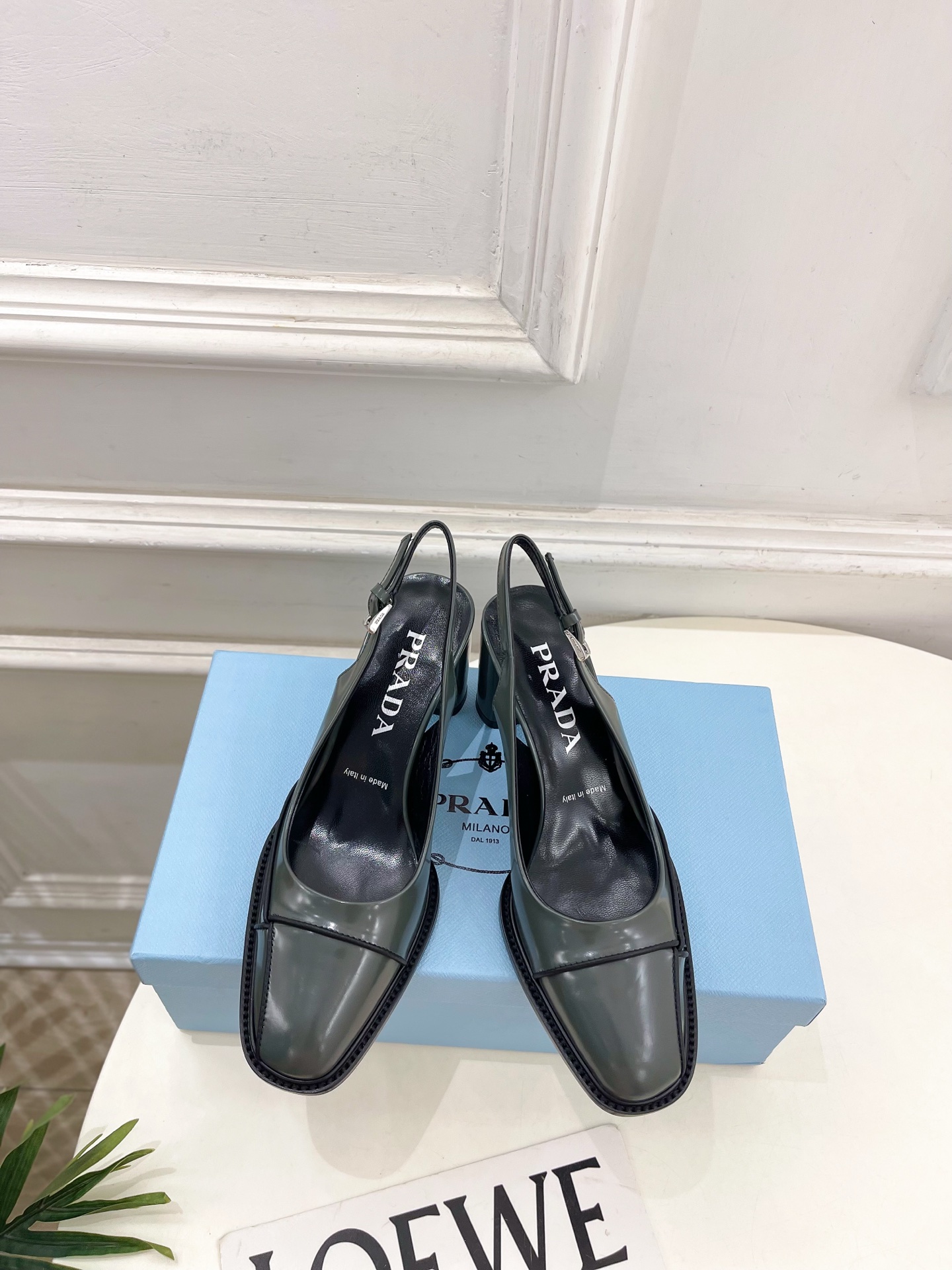 NO:679273,PRADA 26 2026 spring and summer new products, counter catwalk style, second-hand bowling series, retro stitching high-heeled sandals series, upper original high-customized cowhide, lining imported water-dyed sheepskin, outsole original Italian leather outsole, heel height 7.5cm, shoe size: 35-39 (34.40.41. Customized, non-refundable), high-heeled sandals, prada, prada, sandals, high  heels,cowhide,sheepskin,Leather soles19860909PRADA 普拉达 26 2026春夏新品 专柜走秀款 中古保龄球系列复古缝线高跟后空凉鞋系列 鞋面原版高定制牛皮 内里进口水染羊皮  大底原版意大利真皮大底 跟高7.5cm 鞋码:35-39（34.40.41.定做不退换）,高跟鞋凉鞋,prada,prada,sandals,high heels,cowhide,sheepskin,Leather soles,Women's Shoes