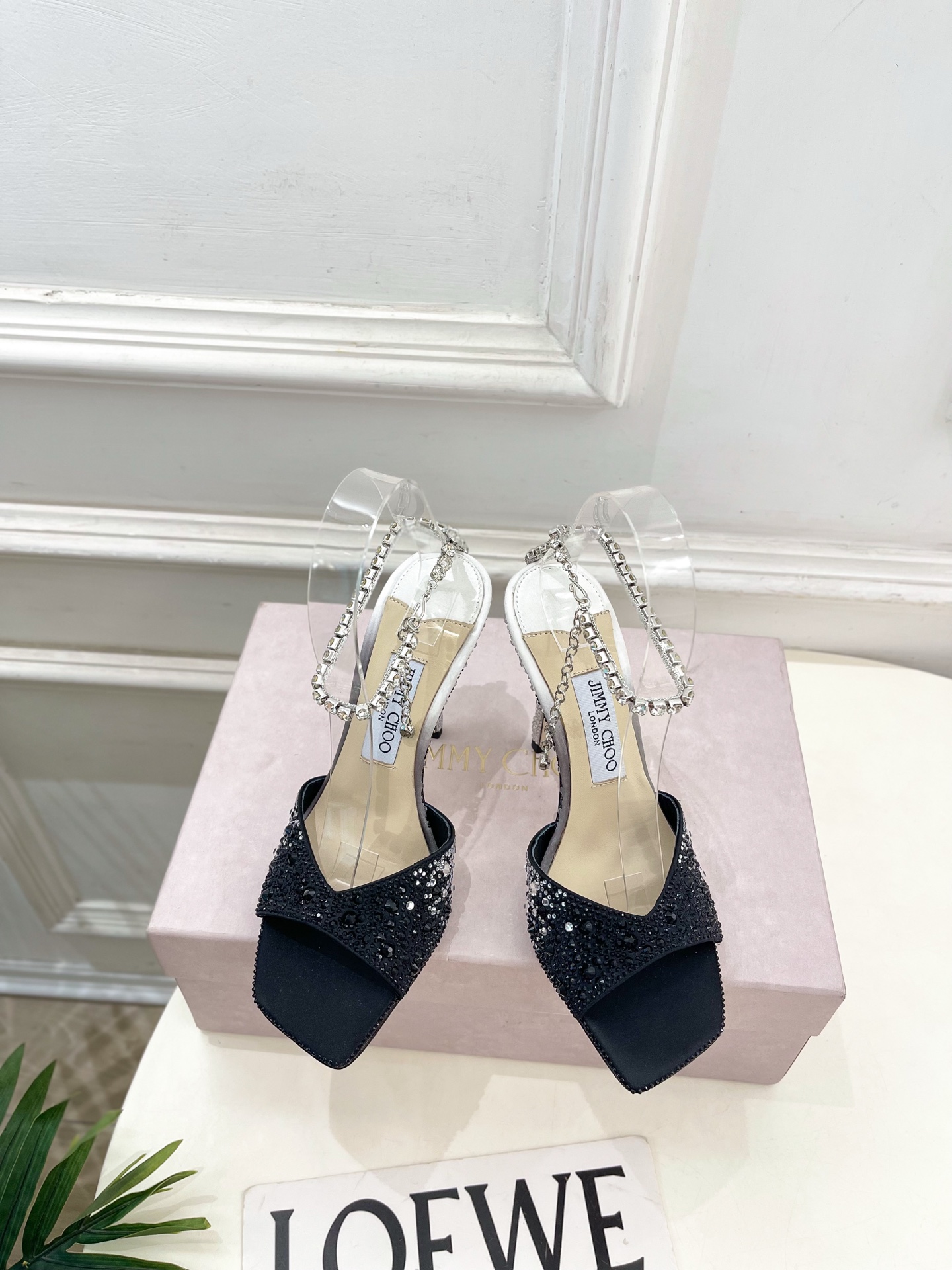 NO:679269,JimmyChoo Jimmy Choo 26ss ——— 2026ss early spring new product. The latest classic diamond chain square-toe crystal high-heeled sandals in the counter. A lady-like style. A shoe that is super comfortable for the feet. It lasts forever. The fashionable charm starts from the first step. Enjoy the envious eyes. This year, the pointed-toe high-heeled shoes are more fragrant and have begun to lead the fashion trend again. They are versatile and durable!  Original high-customized silk upper with hot rhinestones, imported sheepskin lining, original Italian leather outsole, heel height 10cm, size 35-39 (40.41 custom-made, non-returnable), high heels and sandals,jimmy choo,jimmy choo,sandals,high heels,sheepskin,real silk,Leather soles19860909JimmyChoo吉米周 26ss ———  2026ss早春新品 专柜最新经典钻石链条方头水晶高跟凉鞋 名媛气质款 上脚超级舒适的一款鞋,历久弥新,时髦魅力始于足下,悦享羡慕眼光,今年尖头高跟鞋比较香,又开始引领时尚趋势了,百搭耐看 ！ 鞋面原版高定制真丝烫钻 内里进口羊皮里 大底原版意大利真皮大底 跟高10cm 尺码35-39（40.41定做不退换）,高跟鞋凉鞋,jimmy choo,jimmy choo,sandals,high heels,sheepskin,real silk,Leather soles,Women's Shoes