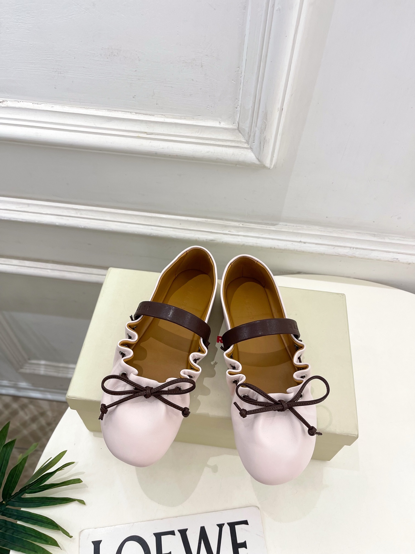 NO:679263,MARNI 26 2026 Spring/Summer New Pleated Bow Mary Jane Ballet Shoes ———————— Marni is the most popular designer brand in the past two years. Its simple design and luxurious wool texture will make you fall in love with it. If you don’t want to hit the streets, you can check out this brand. It is relatively niche but is so easy to match. You can see this brand everywhere on Instagram and Xiaohongshu!  BS original one-to-one customization, original custom-made leather upper, imported sheepskin lining, original molded non-slip outsole, size 35~39 (40.41 custom-made, non-refundable), ballet shoes, marni, mary jane, sheepskin19860909MARNI 玛尼 26 2026春夏新品褶皱蝴蝶结玛丽珍芭蕾鞋———————— 玛尼作为这两年最受欢迎的设计师品牌,设计简单、奢华的羊毛质感让你爱不释手 不想满大街撞款的可以看看这个品牌,比较小众却又是那么好搭配,ins、小红书随处可见这个品牌的身影 ！BS原版一比一定制 鞋面原版定制皮面 内里进口羊皮里 大底原版开模防滑大底 码数35~39(40.41订做不退换）,芭蕾舞鞋,marni,mary jane,sheepskin,Women's Shoes