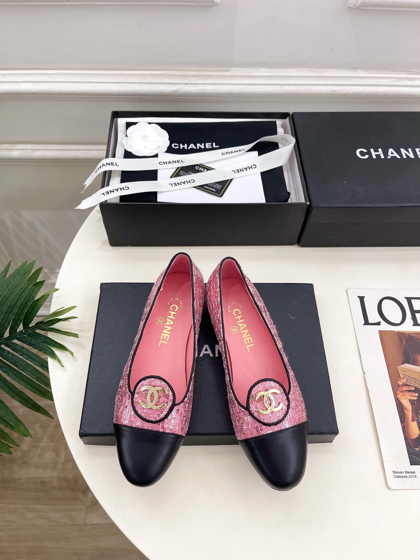 NO:679615,| Xiaoxiang 26 2026 spring and summer new product Xiaoxiang Double C color-blocked flat ballet shoes series is new. A must-have in the BS fashion circle. The matching will interpret the meticulous, minimalist and classic elements that will never fade away. It will show a unique dressing style that is too beautiful to say. A must-have for summer... ━━━━━t ━━━━━ Original high-customized special fabric for the upper  Lined with imported mixed sheepskin, original Italian leather outsole, heel height 1.5cm, shoe size: 35-39 (40.41 customized, non-returnable), ballet shoes, sheepskin, Leather soles19860909| 小香 26 2026春夏新品 小香双C拼色平底芭蕾鞋 系列上新 BS时尚圈的绝绝子 搭配将演绎着细致 极简 永不褪去的经典元素 展现与众不同的穿搭风格美到无话可说 夏季必入款…… ━━━━━ t ━━━━━  鞋面原版高定制特殊布料 内里进口混种羊皮里 大底原版意大利真皮大底 跟高1.5cm 鞋码: 35-39（40.41定制不退换）,芭蕾舞鞋,sheepskin,Leather soles,Women's Shoes