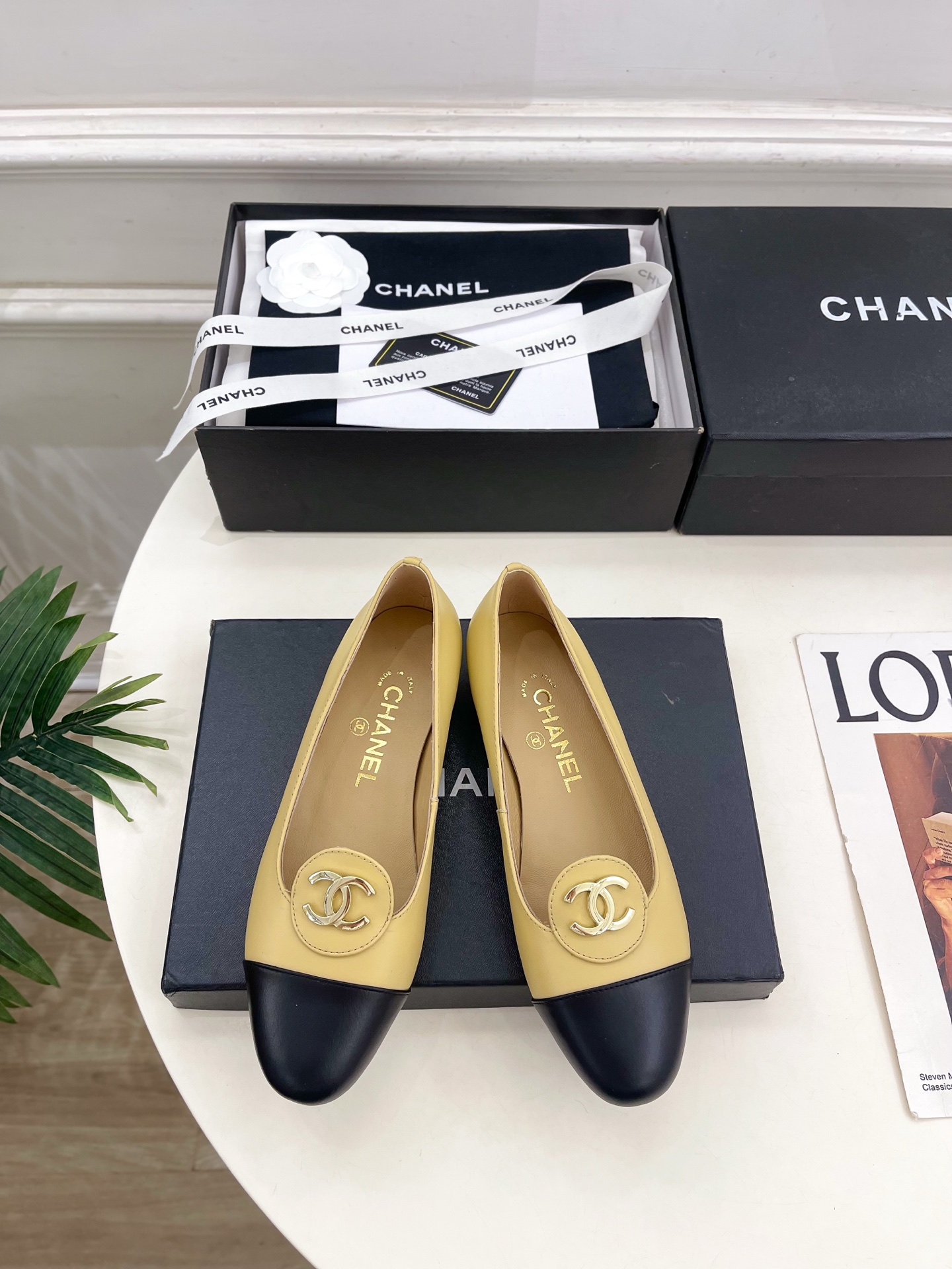 NO:679619,| Xiaoxiang 26 2026 Spring and Summer New Products Xiaoxiang Double C color-blocked flat ballet shoes are new in the series. The absolute gem in the BS fashion circle. The matching will interpret the meticulous, minimalist and classic elements that will never fade away. It will show a unique dressing style that is too beautiful to say. A must-have item for summer... ━━━━━ t ━━━━━ Original high-customized sheepskin upper  Lined with imported mixed sheepskin, original Italian leather outsole, heel height 1.5cm, shoe size: 35-39 (40.41 customized, non-returnable), ballet shoes, sheepskin, Leather soles19860909| 小香 26 2026春夏新品 小香双C拼色平底芭蕾鞋 系列上新 BS时尚圈的绝绝子 搭配将演绎着细致 极简 永不褪去的经典元素 展现与众不同的穿搭风格美到无话可说 夏季必入款…… ━━━━━ t ━━━━━  鞋面原版高定制羊皮 内里进口混种羊皮里 大底原版意大利真皮大底 跟高1.5cm 鞋码: 35-39（40.41定制不退换）,芭蕾舞鞋,sheepskin,Leather soles,Women's Shoes