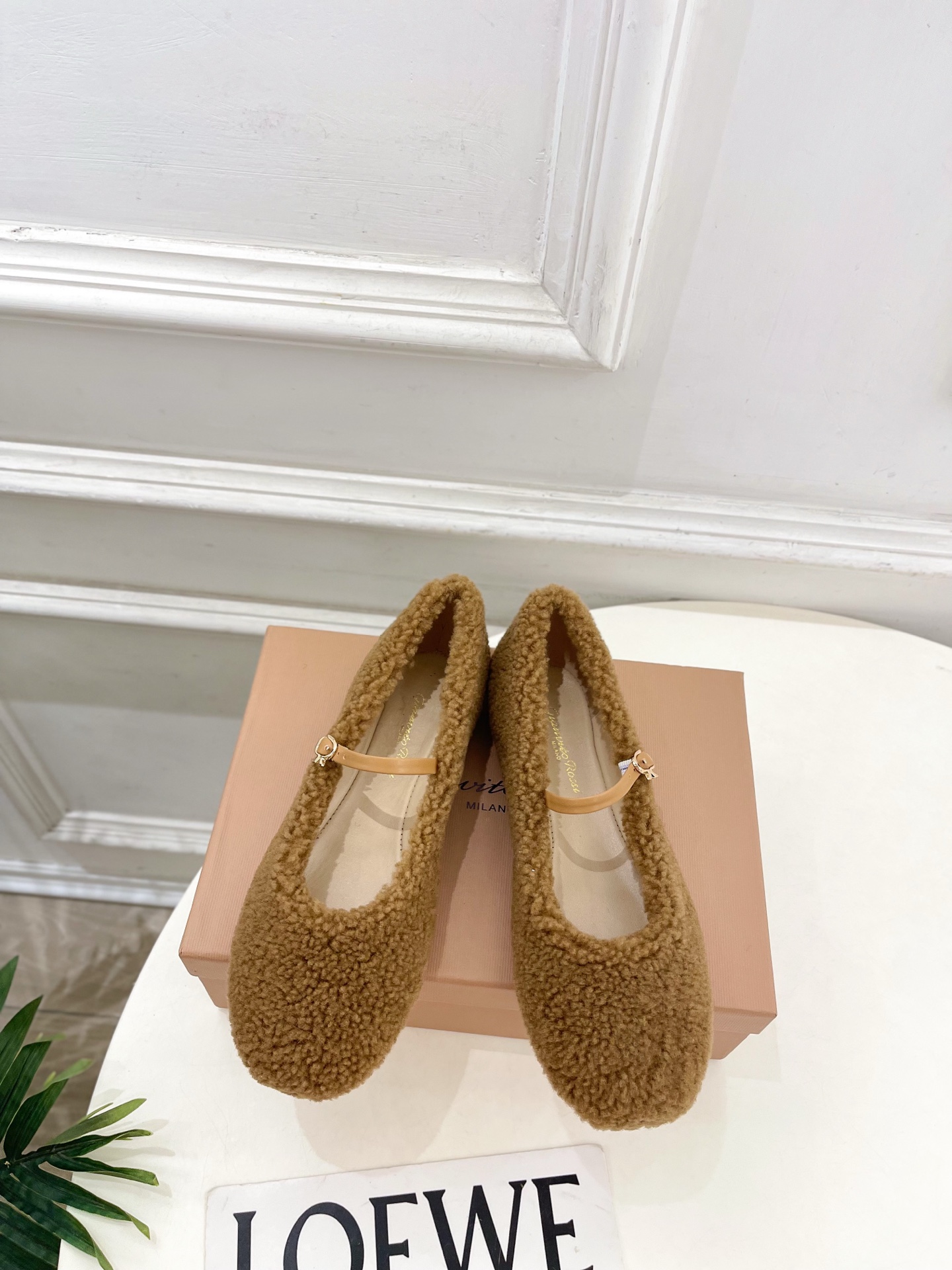 NO:679652,Gianvito Rossi｜Gianvito Rossi 26 2026 Spring and Summer New Product GR Wool Mary Jane Ballet Shoes Hot New Release!  This shoe is definitely a dark horse. It has great looks and is popular among internet celebrity bloggers. It makes the goddesses swoon. Top-notch craftsmanship creates exquisite quality. It is unbeatable and comfortable. It is definitely a love-at-first-sight style!  BS is fashionable and versatile, a must-have for everyone!  Original fabric, custom-made imported wool, mixed sheepskin lining, soles imported from Italy, injection-molded leather outsole, high heels, flat soles, Size 35-39 (40.41.42 customized, non-returnable), woolen shoes, mary jane, sheepskin, Leather soles19860909Gianvito Rossi｜吉安维托·罗西 26 2026春夏新品 GR羊毛玛丽珍芭蕾舞鞋 火爆上新！ 这鞋绝对是黑马选手 颜值超高 网红博主火爆追捧 特让女神们心动 顶级工艺打造精品质感 无敌舒适 绝对是一见钟情款！BS时尚百搭,人手必备！ 面料原版定制进口羊毛 内里混种羊皮里 鞋底意大利进口注塑真皮大底 跟高平底 Size35-39（40.41.42定制不退换）,毛毛鞋,mary jane,sheepskin,Leather soles,Women's Shoes