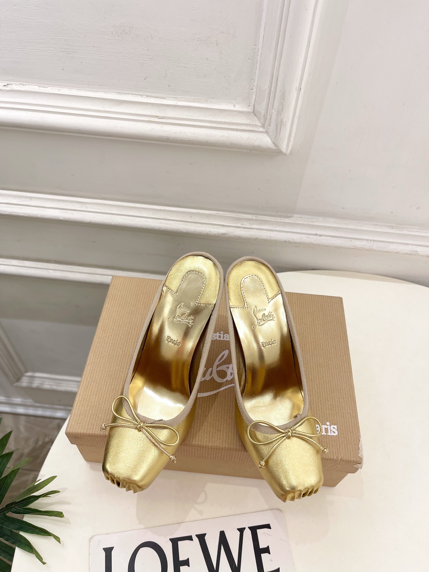 NO:679645,Christian Louboutin Road Platinum CL red-soled shoes 26ss latest pig nose bow high-heeled half-slippers red-soled shoe series, charming and gorgeous top-grade hard goods, new BS stars, platform anchors and Internet celebrity bloggers perform the same style, fashionable and elegant temperament, full of sexy and enchanting femininity. Fairy and charming~classic and elegant. Original custom-made silk fabric, imported sheepskin lining, original leather outsole, 10cm high heel  Size 35-39 (40.41. Can be customized), half-slip heels, christian louboutin, high heels, slippers, sheepskin, real silk, Leather soles19860909Christian Louboutin路铂廷CL 红底鞋 26ss最新猪鼻子蝴蝶结高跟半拖鞋 红底鞋系列,魅惑华丽的顶级硬货上新 BS明星同款,平台主播、网红博主倾情演绎,时尚优雅气质 尽显性感妖娆女人味.仙气逼人～经典高贵优雅 面料原版定制真丝 内里进口羊皮内里 大底原版真皮大底 跟高10cm 码数35-39（40.41.可定做）,半拖高跟鞋,christian louboutin,high heels,slippers,sheepskin,real silk,Leather soles,Women's Shoes