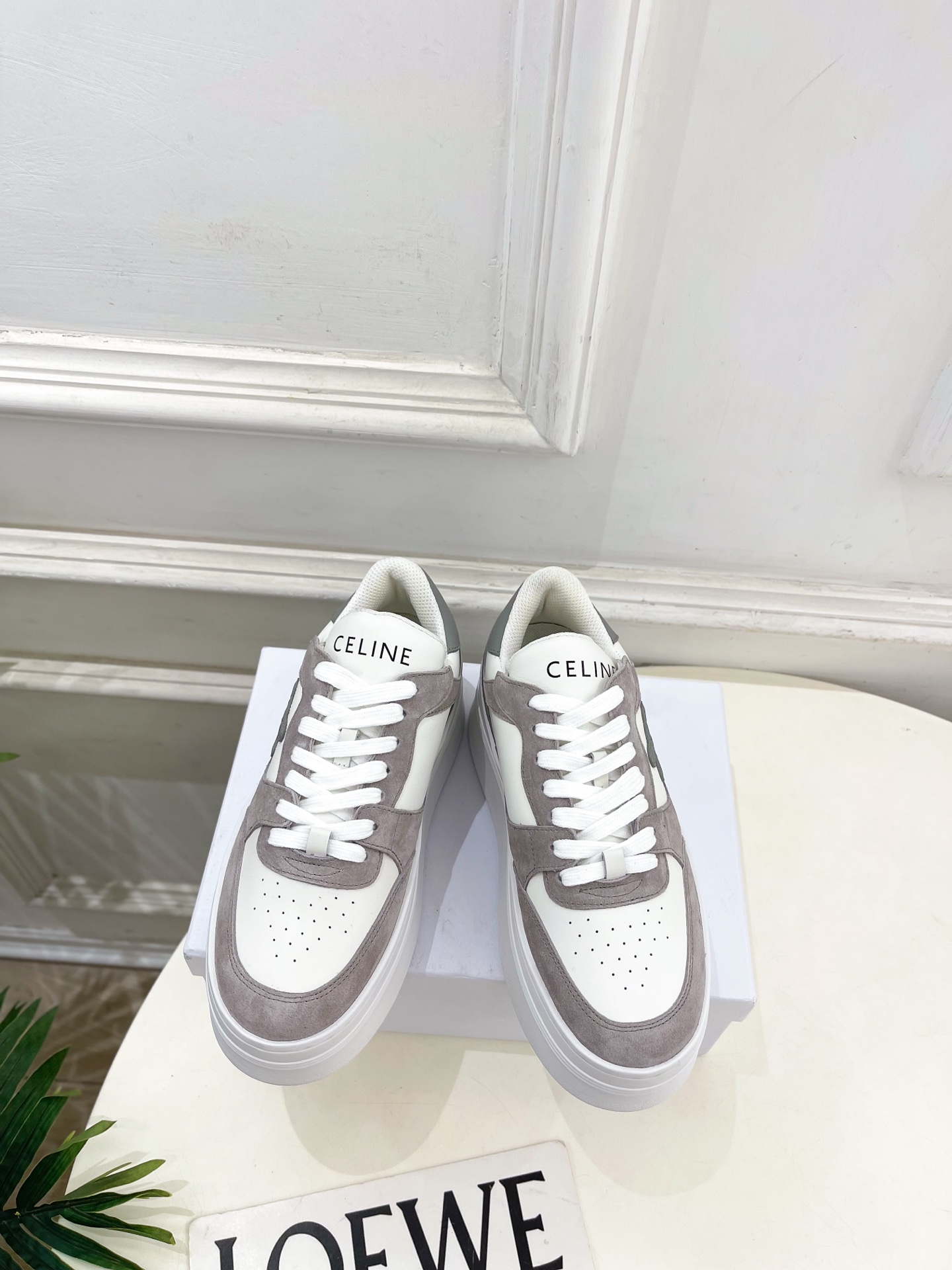 NO:679636,CELINE | Celine 26 2026 spring and summer new products BLOCK TRIOMPHE color-blocked thick-soled white sneakers are new!  This season Celine is really out and out, so unique. You must buy a pair of celing white shoes this year. They are retro-style classics, super versatile, simple and elegant, and can be matched casually with skirts and trousers. They are perfectly stylish and show off its brand atmosphere. ━━━━━ t ━━━━━ The upper is made of original calfskin and the lining is imported knitted mesh.  Outsole original TPU non-slip outsole, sole height 6cm, shoe size: 35-39 (40.41 customized, non-returnable), casual shoes/sports shoes, celine, celine, sneakers, skirts, cowhide19860909CELINE | 赛琳 26 2026春夏新品 BLOCK TRIOMPHE拼色厚底小白鞋运动鞋上新！ 这一季的赛琳真的是开了挂、太有特色了  今年必须要入手一双celing 小白鞋 ,复古风经典款 超级百搭 简单大气 无论裙装裤装都能随意搭配 妥妥的颜霸 无不彰显它的品牌气息. ━━━━━ t ━━━━━ 鞋面原版特定小牛皮 内里进口针织网布 大底原版TPU防滑大底 底高6cm 鞋码: 35-39（40.41定制不退换）,休闲鞋/运动鞋,celine,celine,sneakers,skirts,cowhide,Women's Shoes