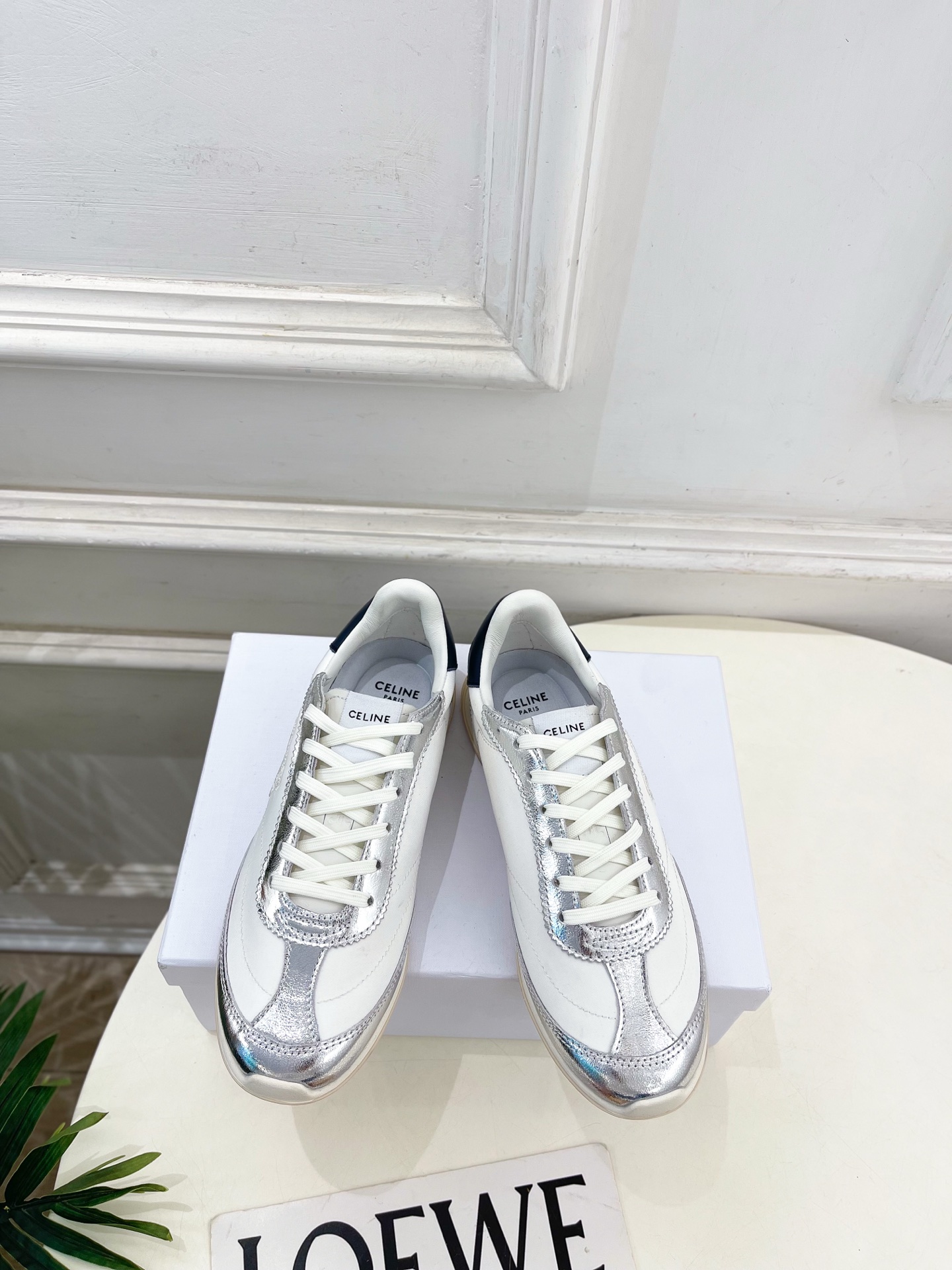 NO:679612,CELINE | Celine 26 2026 spring and summer new products RACER TRIOMPHE low-top sports shoes and casual shoes are new!  Celine this season of BS is really cool and unique. You must buy a pair of celing white shoes this year. They are retro-style classics. They are super versatile, simple and elegant. They can be matched with skirts and trousers at will. The perfect look shows off its brand atmosphere. ━━━━━ t ━━━━━ The upper is made of imported cowhide splicing fabric and the lining is imported original sheepskin.  Outsole original molded non-slip outsole Shoe size: 35-39 (40 customized non-returnable), casual shoes/sports shoes, celine, celine, sneakers, skirts, sheepskin19860909CELINE | 赛琳 26 2026春夏新品 RACER TRIOMPHE低帮运动鞋休闲鞋上新！ BS这一季的赛琳真的是开了挂、太有特色了  今年必须要入手一双celing 小白鞋 ,复古风经典款 超级百搭 简单大气 无论裙装裤装都能随意搭配 妥妥的颜霸 无不彰显它的品牌气息. ━━━━━ t ━━━━━ 鞋面特定进口牛猄拼接织物 内里进口原版羊皮 大底原版开模防滑大底 鞋码: 35-39（40定制不退换）,休闲鞋/运动鞋,celine,celine,sneakers,skirts,sheepskin,Women's Shoes