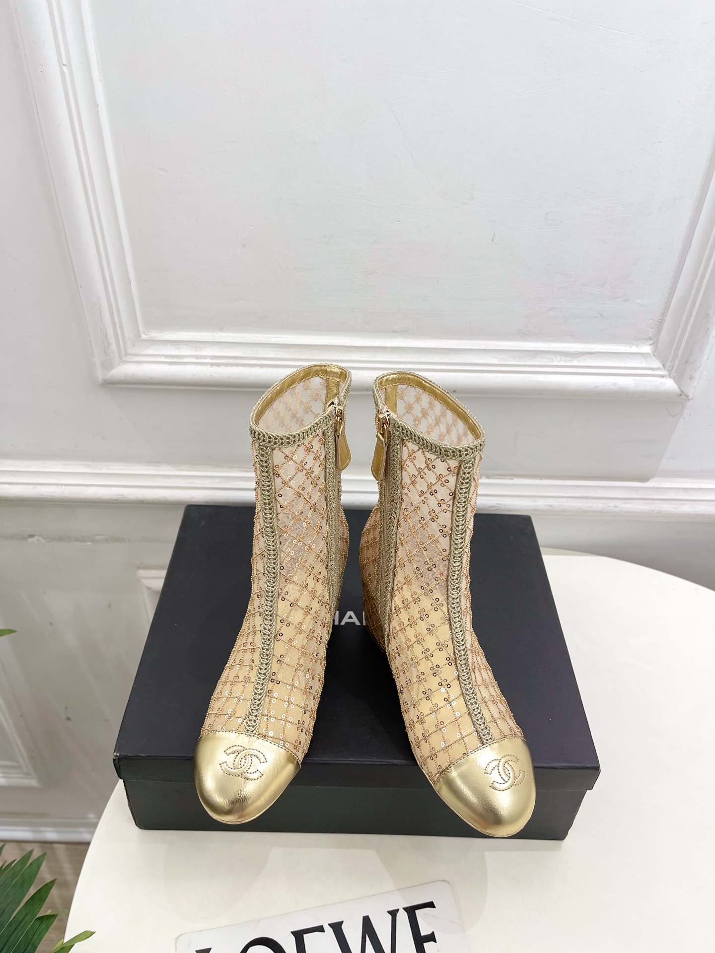 NO:680376,| Xiaoxiang 26 2026 Spring and Summer New Products Xiaoxiang Double C Mesh Beaded Wedge Short Boots are new in the series. The absolute best in the BS fashion circle. The matching will interpret the meticulous, minimalist and classic elements that will never fade away. It will show a unique dressing style that is too beautiful to say. A must-have for summer... ━━━━━ t ━━━━━  Original high-customized mesh sequins on the upper, imported mixed sheepskin lining on the inside, original Italian leather outsole on the outsole, 7cm heel height, shoe size: 35-39 (40.41 customized, non-refundable), boots, boots, sheepskin, Leather soles19860909| 小香 26 2026春夏新品 小香双C网面珠片坡跟短靴 系列上新 BS时尚圈的绝绝子 搭配将演绎着细致 极简 永不褪去的经典元素 展现与众不同的穿搭风格美到无话可说 夏季必入款…… ━━━━━ t ━━━━━ 鞋面原版高定制网面珠片 内里进口混种羊皮里 大底原版意大利真皮大底 跟高7cm 鞋码: 35-39（40.41定制不退换）,靴子单鞋,boots,sheepskin,Leather soles,Women's Shoes