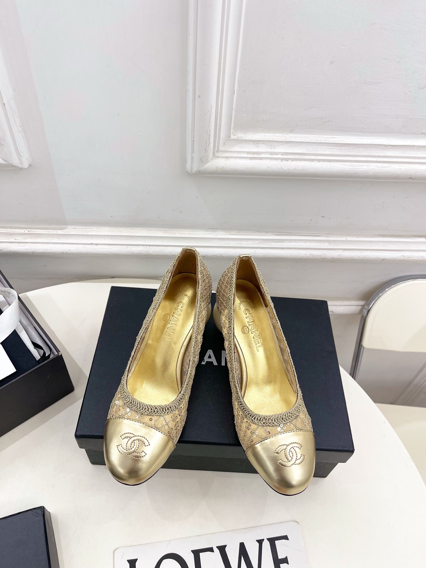 NO:680383,| Xiaoxiang 26 2026 Spring and Summer New Products Xiaoxiang Double C Mesh Beads Giant Pearl Heels Mary Jane Shoes are new in the series. The absolute best in the BS fashion circle. The matching will interpret the meticulous, minimalist and never-fading classic elements, showing a unique dressing style that is too beautiful to say. A must-have for summer... ━━━━━ t ━━━━━  Original high-custom mesh beads on the upper, imported mixed sheepskin lining on the inside, original Italian leather outsole on the outsole, heel height 6.5cm, shoe size: 35-39 (40.41 customized, non-returnable), boots, mary jane, sheepskin, Leather soles19860909| 小香 26 2026春夏新品 小香双C网面珠片巨型珍珠跟玛丽珍鞋 系列上新 BS时尚圈的绝绝子 搭配将演绎着细致 极简 永不褪去的经典元素 展现与众不同的穿搭风格美到无话可说 夏季必入款…… ━━━━━ t ━━━━━ 鞋面原版高定制网珠珠片 内里进口混种羊皮里 大底原版意大利真皮大底 跟高6.5cm 鞋码: 35-39（40.41定制不退换）,靴子单鞋,boots,mary jane,sheepskin,Leather soles,Women's Shoes