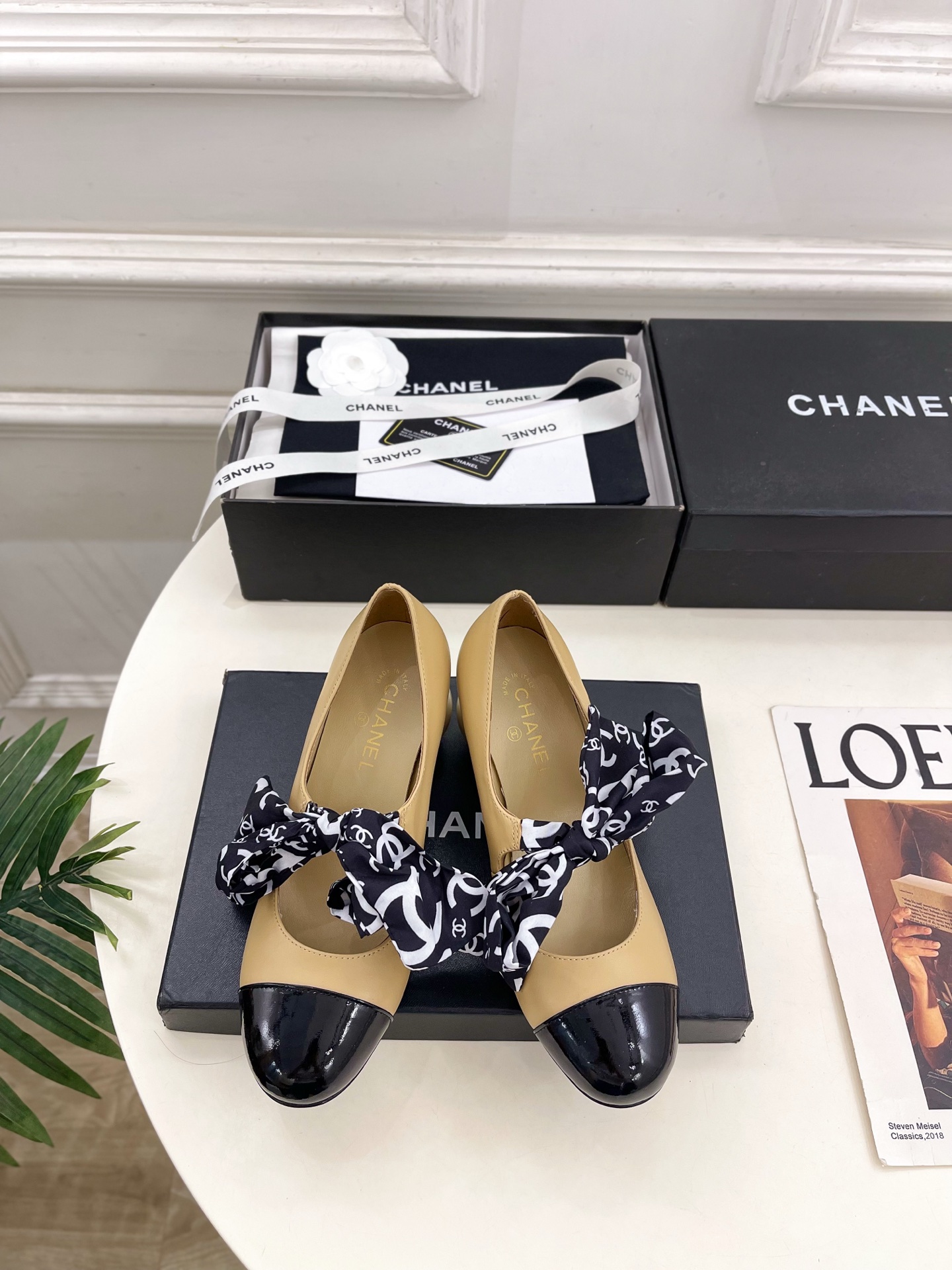 NO:680374,| Xiaoxiang 26 2026 Spring and Summer New Products Xiaoxiang Double C Ribbon Giant Pearl Heels Mary Jane Shoes are new in the series. The absolute gem in the BS fashion circle. The matching will interpret the meticulous, minimalist and classic elements that will never fade away. It will show a unique dressing style that is too beautiful to say. A must-have for summer... ━━━━━ t ━━━━━  Original high-customized lambskin upper, imported hybrid sheepskin lining, original Italian genuine leather outsole, heel height 6.5cm, shoe size: 35-39 (40.41 customized, non-refundable), single shoes, mary jane, sheepskin, Leather soles19860909| 小香 26 2026春夏新品 小香双C丝带巨型珍珠跟玛丽珍鞋 系列上新 BS时尚圈的绝绝子 搭配将演绎着细致 极简 永不褪去的经典元素 展现与众不同的穿搭风格美到无话可说 夏季必入款…… ━━━━━ t ━━━━━ 鞋面原版高定制小羊皮 内里进口混种羊皮里 大底原版意大利真皮大底 跟高6.5cm 鞋码: 35-39（40.41定制不退换）,单鞋,mary jane,sheepskin,Leather soles,Women's Shoes