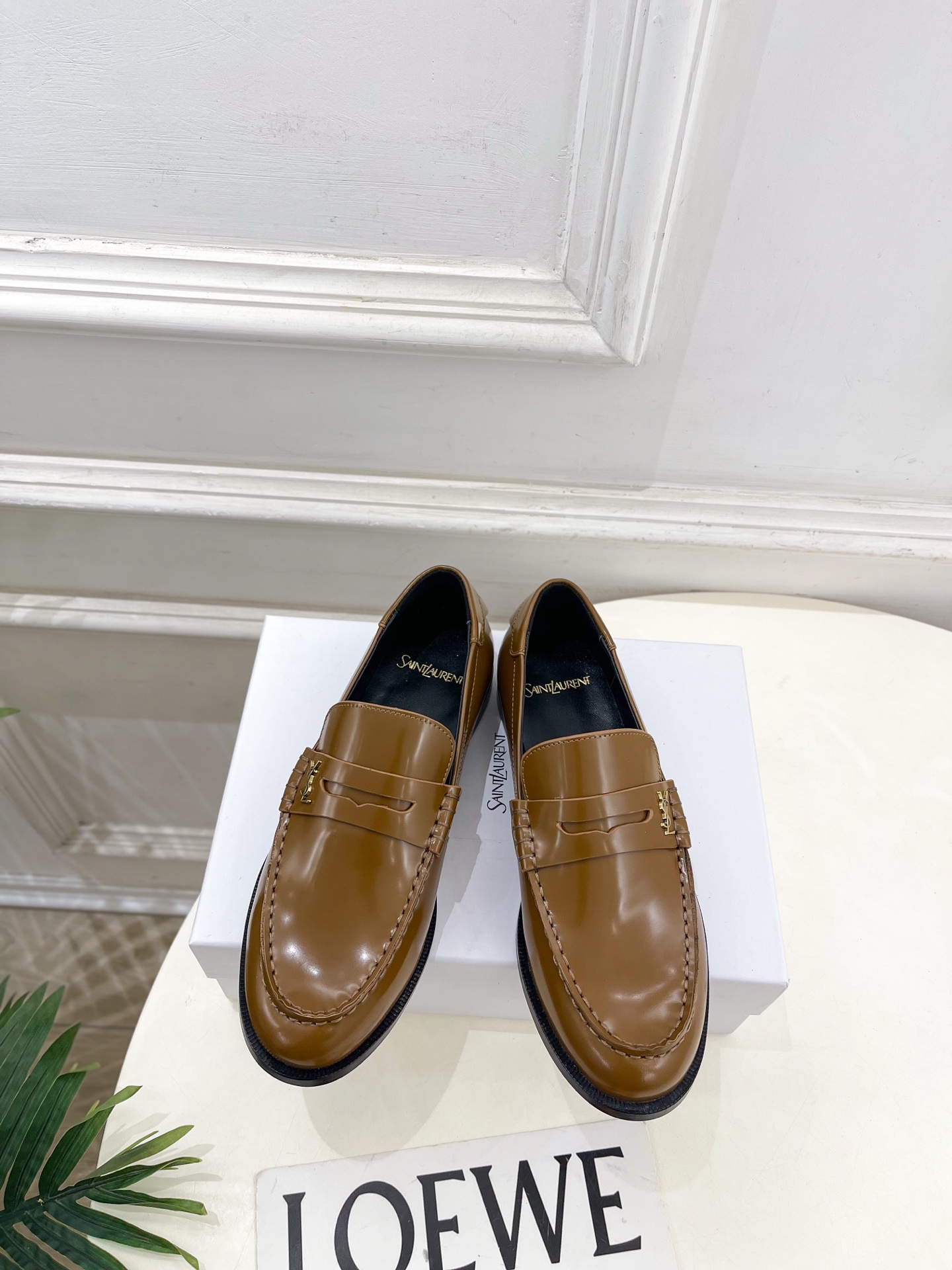 NO:680371,SAIN*LAURENT 26 2026 early spring new products, classic YSL metal buckle couple's loafers, new small leather shoes —————————————— The top version of YSL's super beautiful one is first released in a new interpretation!  Minimalist style, super flattering leg design, retro fashion style, looks good with any combination!  Highly customized upper, imported open-edge bead-grained leather/cow patent leather, imported goat leather lining, outsole, Italian genuine leather, heel height 2cm, size female 35-39 (40.41.42 can be customized), male 39-44 (45.46.47 can be customized), price female 320, male, loafers, saint laurent, saint laurent, saint  laurent,loafers,sheepskin,leather soles19860909SAIN*LAURENT 圣罗兰 26 2026早春新品 经典YSL金属扣情侣款乐福鞋 小皮鞋上新 —————————————— 顶级版YSL超美的一款 以全新的诠释方式首发！极简主义风格 设计超级修饰腿型 复古时髦风格 随意搭配都好看！ 鞋面高定制进口开边珠擦色皮/牛漆皮 内里进口山羊皮里 大底意大利真皮大底 跟高2cm 码数女35-39（40.41.42可定做） 男39-44（45.46.47可定做） 价格女320 男,乐福鞋,saint laurent,saint laurent,saint laurent,loafers,sheepskin,Leather soles,Women's Shoes