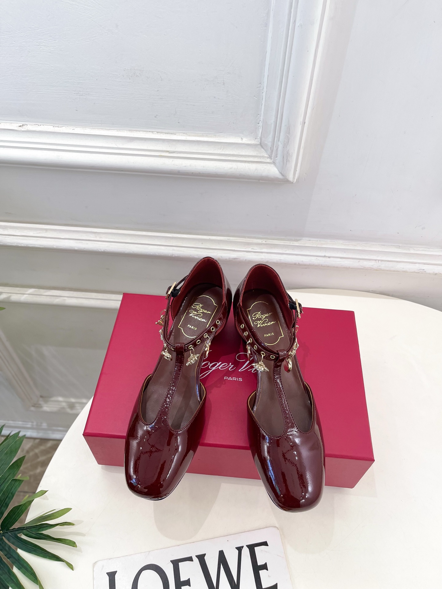 NO:680358,r | 26 2026 spring and summer new product Tres Vivier patent leather Mary Jane shoes T-shaped thick heel shoes with rhinestone metal pendant buckle New series~ RV counter main product Original purchase Classic shoe type Very modern style Purchasing level The goddess model for daily matching and important occasions must be purchased Original high-customized cow patent leather uppers Imported hybrid sheepskin lining Outsole Original Italian leather outsole Heel height 4.5cm/8.5cm  Shoe size: 35-39 (40.41 can be customized and non-returnable), high heels and sandals, sandals, mary jane, high heels, sheepskin, Leather soles19860909r | 26 2026春夏新款品Tres Vivier漆皮玛丽珍鞋 T字带水钻金属吊坠扣粗跟鞋 系列上新~ RV 专柜主打 原版购入 经典鞋型 极具摩登范儿 代购级别 日常搭配和重要场合搭配的女神款绝对要入手 鞋面原版高定制牛漆皮  内里进口混种羊皮里 大底原版意大利真皮大底 跟高4.5cm/8.5cm 鞋码: 35-39（40.41可定制不退换),高跟鞋凉鞋,sandals,mary jane,high heels,sheepskin,Leather soles,Women's Shoes