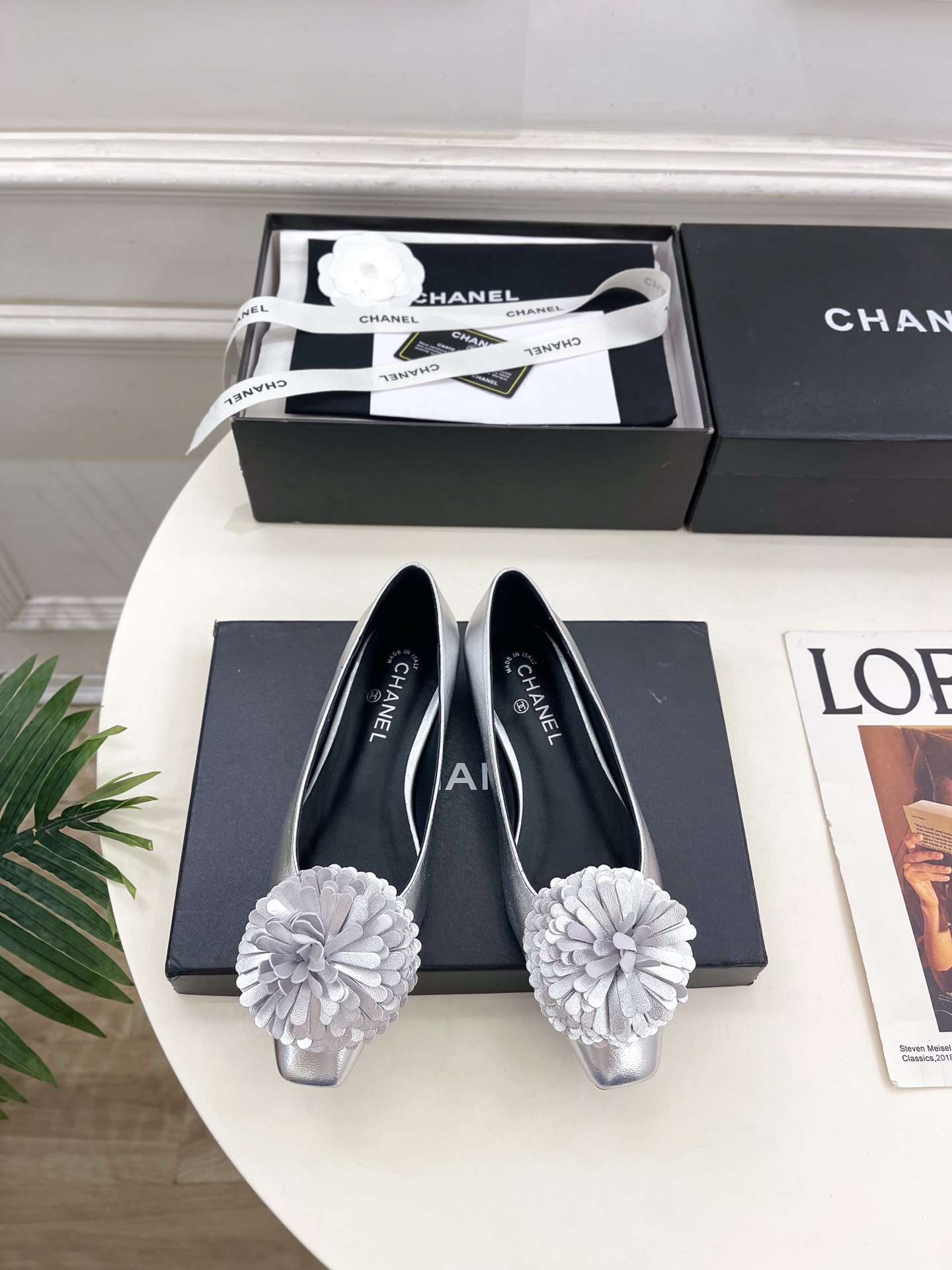 NO:681948,| Xiaoxiang 26 2026 Spring and Summer New Products Xiaoxiang Double C Flower Flat Shoes are new in the series. The absolute best in the BS fashion circle. The matching will interpret the meticulous, minimalist and classic elements that will never fade away. It will show a unique dressing style that is too beautiful to say. A must-have for summer... ━━━━━ t ━━━━━ The upper is original high-customized lambskin.  Lined with imported mixed sheepskin, outsole with original Italian genuine leather, heel height 1.5cm, shoe size: 35-39 (40.41 customized, non-returnable), sandals, sandals, sheepskin, Leather soles19860909| 小香 26 2026春夏新品 小香双C花朵平底单鞋 系列上新 BS时尚圈的绝绝子 搭配将演绎着细致 极简 永不褪去的经典元素 展现与众不同的穿搭风格美到无话可说 夏季必入款…… ━━━━━ t ━━━━━  鞋面原版高定制小羊皮 内里进口混种羊皮里 大底原版意大利真皮大底 跟高1.5cm 鞋码: 35-39（40.41定制不退换）,凉鞋单鞋,sandals,sheepskin,Leather soles,Women's Shoes