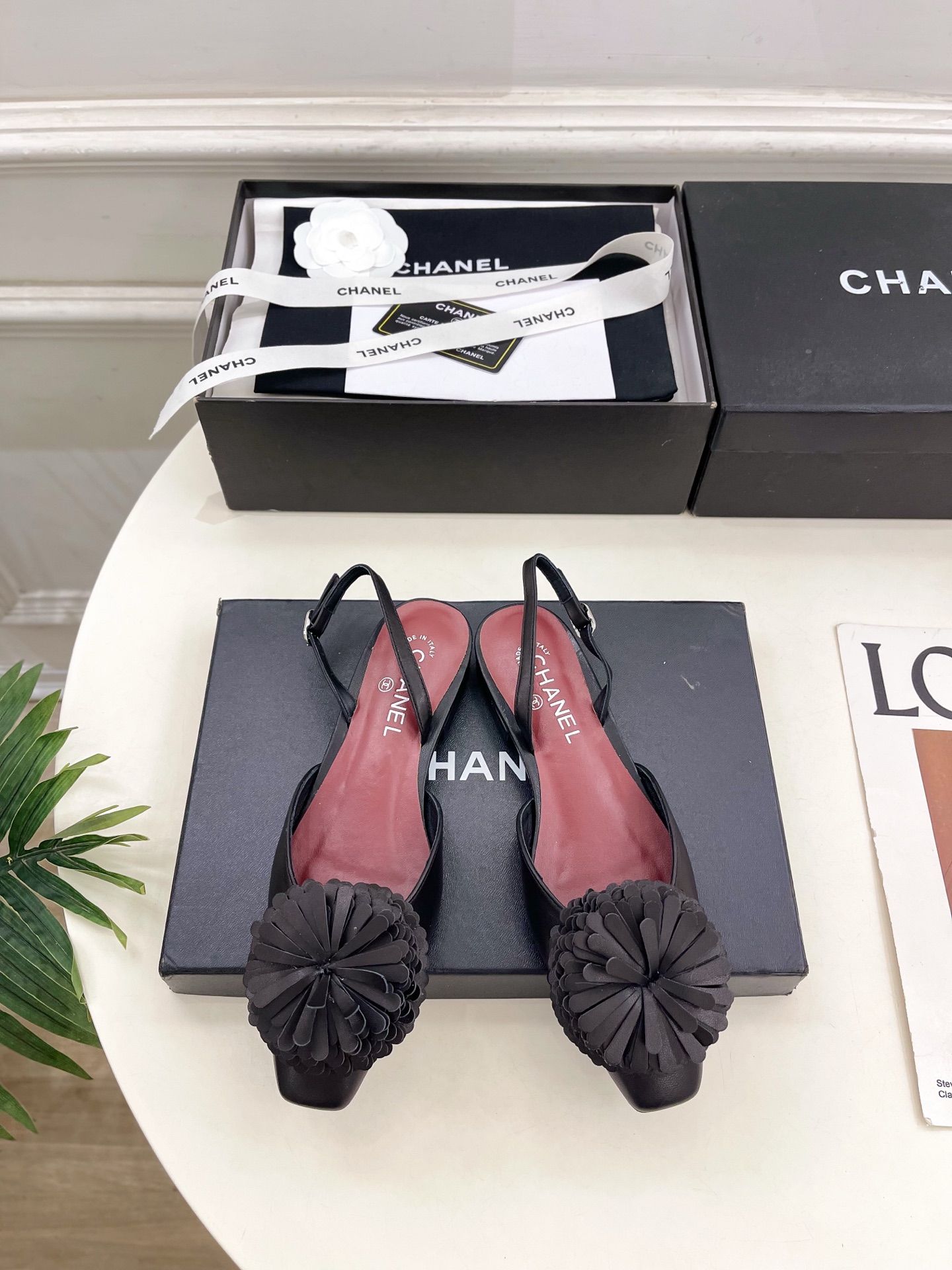 NO:681955,| Xiaoxiang 26 2026 spring and summer new product Xiaoxiang double C flower flat sandals are new in the series. The absolute best in the BS fashion circle. The matching will interpret the meticulous, minimalist and classic elements that will never fade away. Showing a unique dressing style that is too beautiful to say. A must-have item for summer... ━━━━━ t ━━━━━ Original high-customized sheepskin upper  Lined with imported mixed sheepskin, outsole with original Italian genuine leather, heel height 1.5cm, shoe size: 35-39 (40.41 customized, non-returnable), sandals, sandals, sheepskin, Leather soles19860909| 小香 26 2026春夏新品 小香双C花朵平底凉鞋 系列上新 BS时尚圈的绝绝子 搭配将演绎着细致 极简 永不褪去的经典元素 展现与众不同的穿搭风格美到无话可说 夏季必入款…… ━━━━━ t ━━━━━  鞋面原版高定制羊皮 内里进口混种羊皮里 大底原版意大利真皮大底 跟高1.5cm 鞋码: 35-39（40.41定制不退换）,凉鞋单鞋,sandals,sheepskin,Leather soles,Women's Shoes