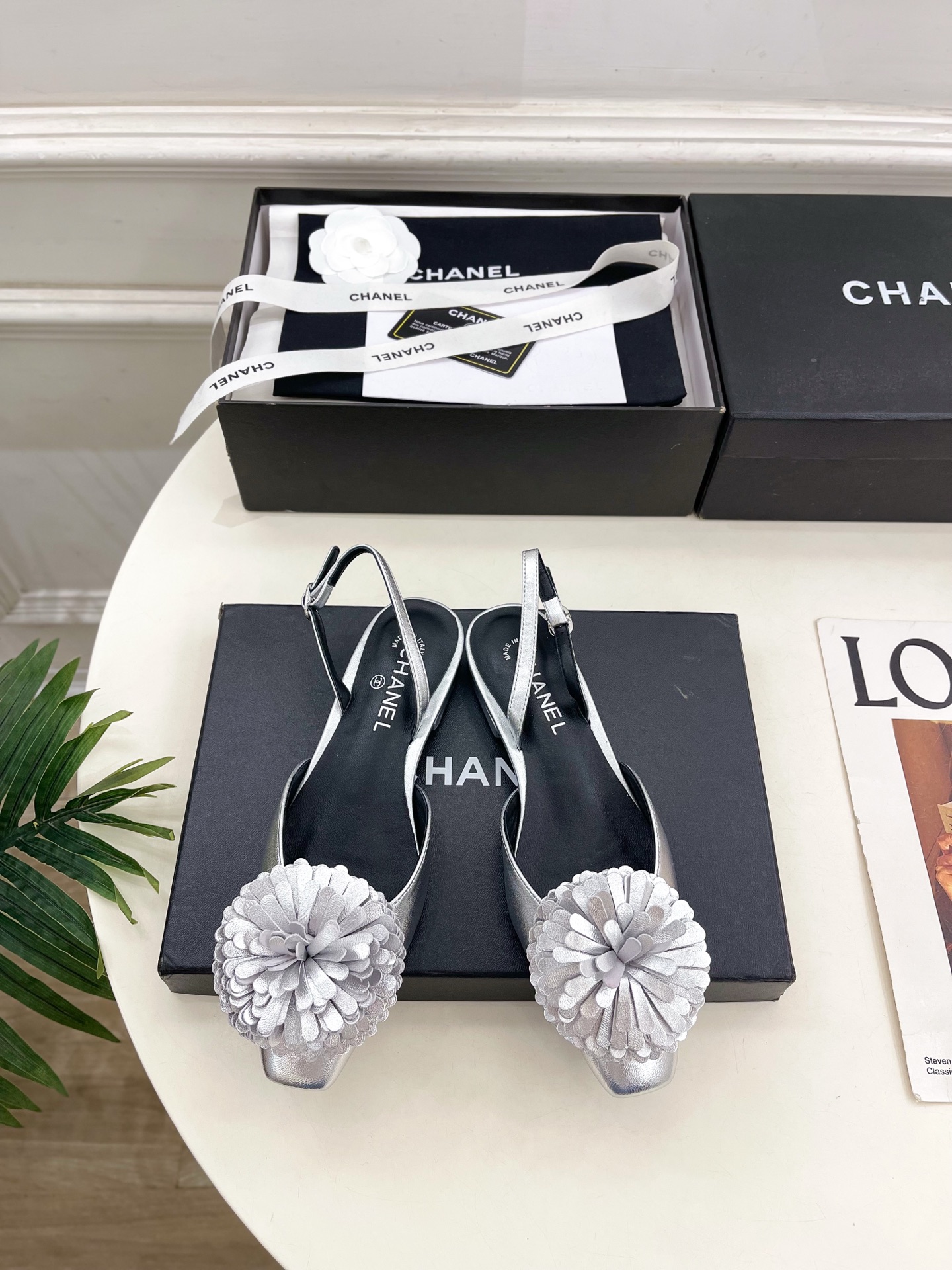 NO:681958,| Xiaoxiang 26 2026 Spring and Summer New Products Xiaoxiang Double C Flower Flat Shoes are new in the series. The absolute best in the BS fashion circle. The matching will interpret the meticulous, minimalist and classic elements that will never fade away. It will show a unique dressing style that is too beautiful to say. A must-have for summer... ━━━━━ t ━━━━━ The upper is original high-customized lambskin.  Lined with imported mixed sheepskin, outsole with original Italian genuine leather, heel height 1.5cm, shoe size: 35-39 (40.41 customized, non-returnable), sandals, sandals, sheepskin, Leather soles19860909| 小香 26 2026春夏新品 小香双C花朵平底单鞋 系列上新 BS时尚圈的绝绝子 搭配将演绎着细致 极简 永不褪去的经典元素 展现与众不同的穿搭风格美到无话可说 夏季必入款…… ━━━━━ t ━━━━━  鞋面原版高定制小羊皮 内里进口混种羊皮里 大底原版意大利真皮大底 跟高1.5cm 鞋码: 35-39（40.41定制不退换）,凉鞋单鞋,sandals,sheepskin,Leather soles,Women's Shoes