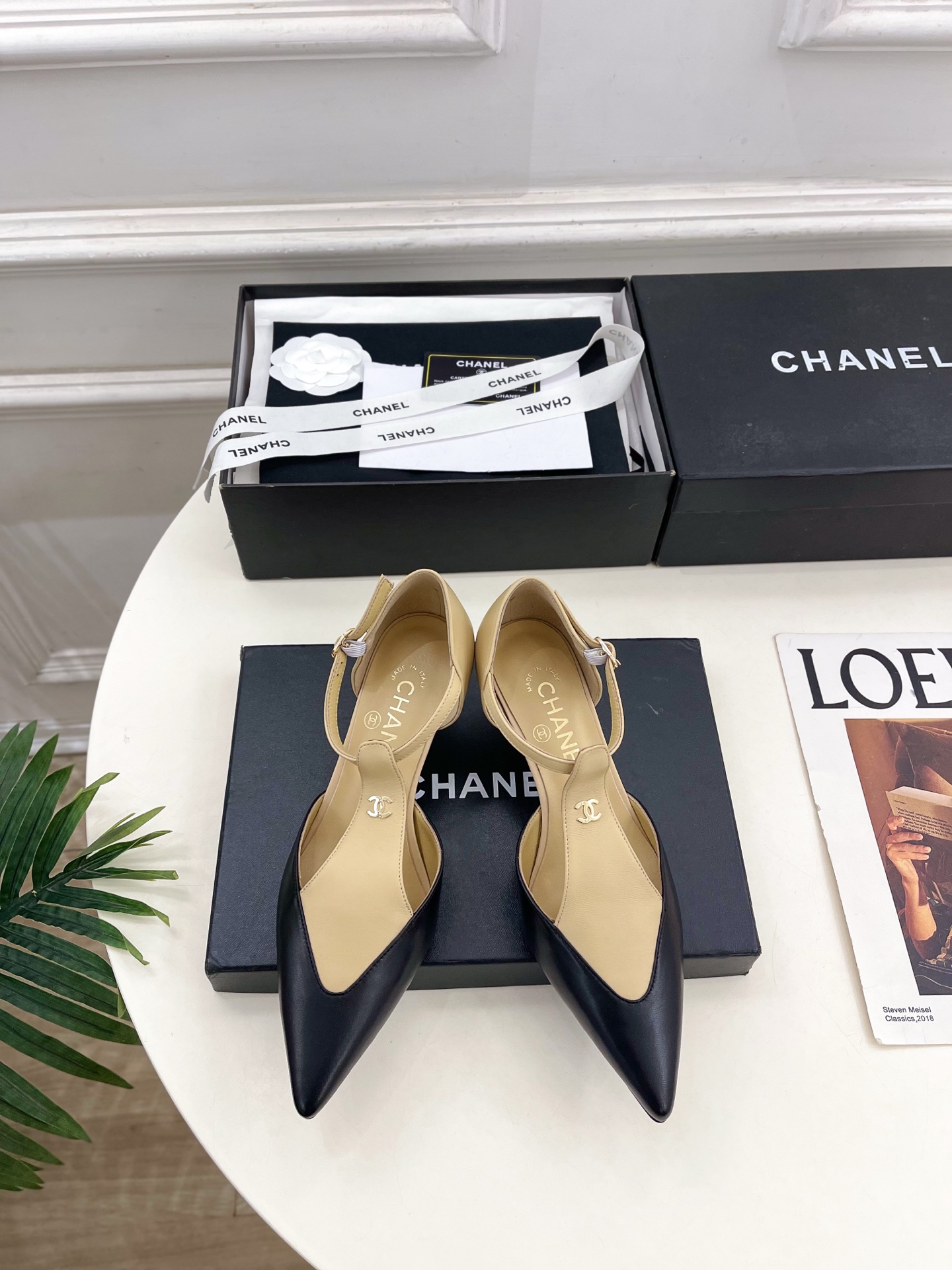 NO:681945,| Xiaoxiang 26 2026 spring and summer new products, classic catwalk models in the counter, Xiaoxiang double C color-blocked pointed toe hollow sandals are new in the series. The absolute best in the BS fashion circle. The matching will interpret the meticulous, minimalist and classic elements that will never fade away. It will show a unique dressing style that is too beautiful to say. A must-have style in summer... ━━━━━ t ━━━━━  Highly customized upper with original lambskin, lining with imported silk sheepskin, outsole with original Italian leather outsole, heel height 5cm, shoe size: 35-39 (40.41 customized, non-refundable), single shoes, sandals, sheepskin, Leather soles19860909| 小香 26 2026 春夏新品 专柜经典走秀款 小香双C拼色尖头中空凉鞋 系列上新 BS时尚圈的绝绝子 搭配将演绎着细致 极简 永不褪去的经典元素 展现与众不同的穿搭风格美到无话可说 夏季必入款…… ━━━━━ t ━━━━━ 鞋面高定制原版小羊皮 内里进口丝绸羊皮里 大底原版意大利真皮大底 跟高5cm 鞋码: 35-39（40.41定制不退换）,单鞋,sandals,sheepskin,Leather soles,Women's Shoes