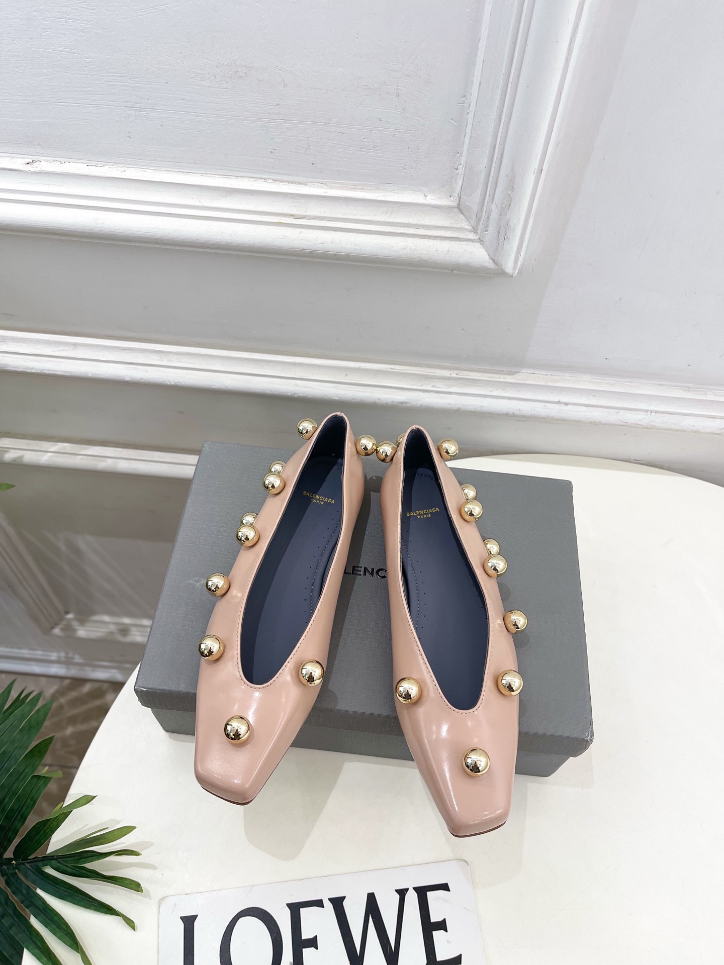 NO:681938,Balenciaga | Balenciaga 26 New products for spring and summer 2026 Metal round bead shallow flat shoes, super popular, popular show style of celebrities and Internet celebrities, full of relaxation, elegant, high-end and cute. The calf leather combination and classic double logo are full of retro feel, which is the most versatile and must-have high heels for girls this year. The material is original specific open edge beaded cowhide, the lining is imported sheepskin, the sole is original Italian leather outsole  High heels, flat soles, code number: 35-39 (34.40.41 can be customized), single shoes, balenciaga, balenciaga, high heels, cowhide, sheepskin, Leather soles19860909Balenciaga | 巴黎世家 26  2026春夏新品 金属圆珠浅口平底单鞋 超火爆 众明星网红潮人大秀款 松驰感满满 秀气高级又可爱 小牛皮配搭和经典双logo满满的复古感又是最最最百搭的 今年女孩必入的一款高跟鞋 面料原版特定开边珠牛皮 内里进口羊皮里 鞋底原版意大利真皮大底 跟高平底 码数:35-39（34.40.41可定制）,单鞋,balenciaga,balenciaga,high heels,cowhide,sheepskin,Leather soles,Women's Shoes