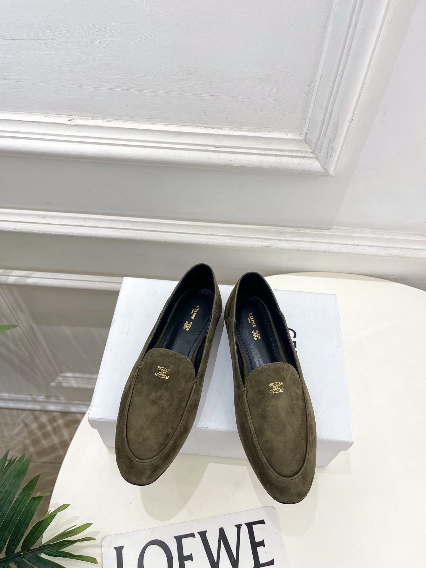 NO:681916,CELINE | Celine 26 2026 spring and summer new products Arc de Triomphe AURA lambskin loafers are new!  BS Celine this season is really cool and unique. You must buy a pair of celing white shoes this year. They are retro-style classics. They are super versatile, simple and elegant. They can be matched with skirts and trousers. They have a perfect look and show off its brand atmosphere.  Outsole Original imported genuine leather outsole High sole Shoe size: 35-39 (40 customization is not returnable), loafers, celine, celine, loafers, skirts, sheepskin, sheep, Leather soles19860909CELINE | 赛琳 26 2026春夏新品 凯旋门AURA小羊皮后踩乐福鞋上新！ BS 这一季的赛琳真的是开了挂、太有特色了  今年必须要入手一双celing 小白鞋 ,复古风经典款 超级百搭 简单大气 无论裙装裤装都能随意搭配 妥妥的颜霸 无不彰显它的品牌气息. ━━━━━ t ━━━━━ 鞋面特定进口小羊皮/羊京 内里进口羊皮里 大底原版进口真皮大底 底高平底 鞋码: 35-39（40定制不退换）,乐福鞋,celine,celine,loafers,skirts,sheepskin,sheep,Leather soles,Women's Shoes