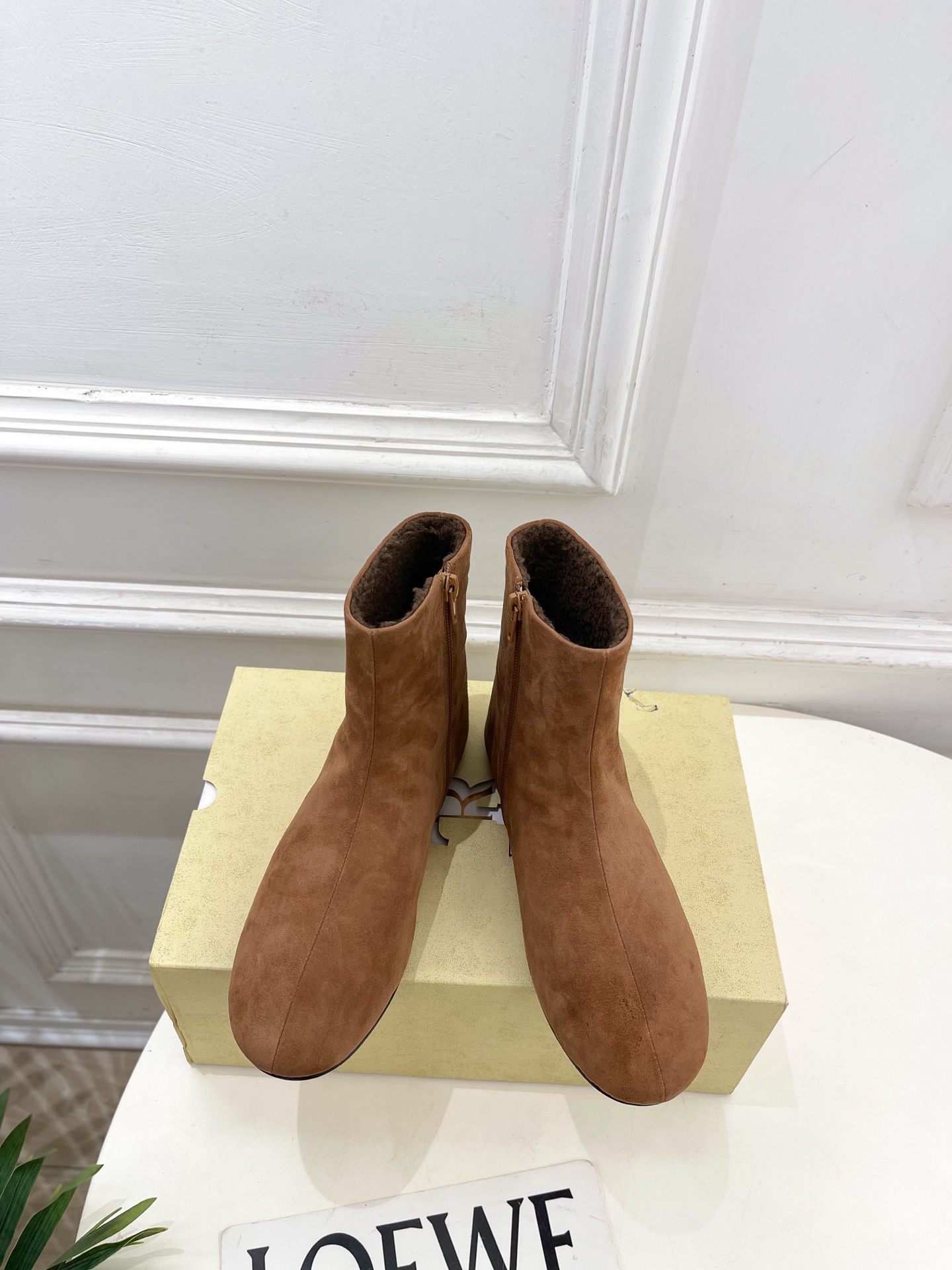 NO:681913,The row’s new autumn and winter 2025 simple retro flat-soled fur short boots ————————— As the most popular designer brand in the past two years, the design is simple, the details are clever, fresh and refined!  If you don’t want to hit the streets with random styles, you can check out this brand. It’s relatively niche but is so easy to match. You can see this brand everywhere on Instagram and Xiaohongshu!  BS original version customized one to one!  Original specific leather upper, imported fur lining, original custom-made non-slip outsole, high flat heel, size 35~39 (40.41 custom-made, non-returnable), boots, boots19860909The row 2025秋冬新品简约复古平底毛里短靴 ————————— 作为这两年最受欢迎的设计师牌,设计简单、细节巧妙、清新脱俗！ 不想满大街撞款的可以看看这个品牌,比较小众却又是那么好搭配,ins、小红书随处可见这个品牌的身影 ！BS原版一比一定制！ 鞋面原版特定皮面 内里进口毛里 大底原版定制防滑大底 跟高平底 码数35~39(40.41订做不退换）,靴子,boots,Women's Shoes