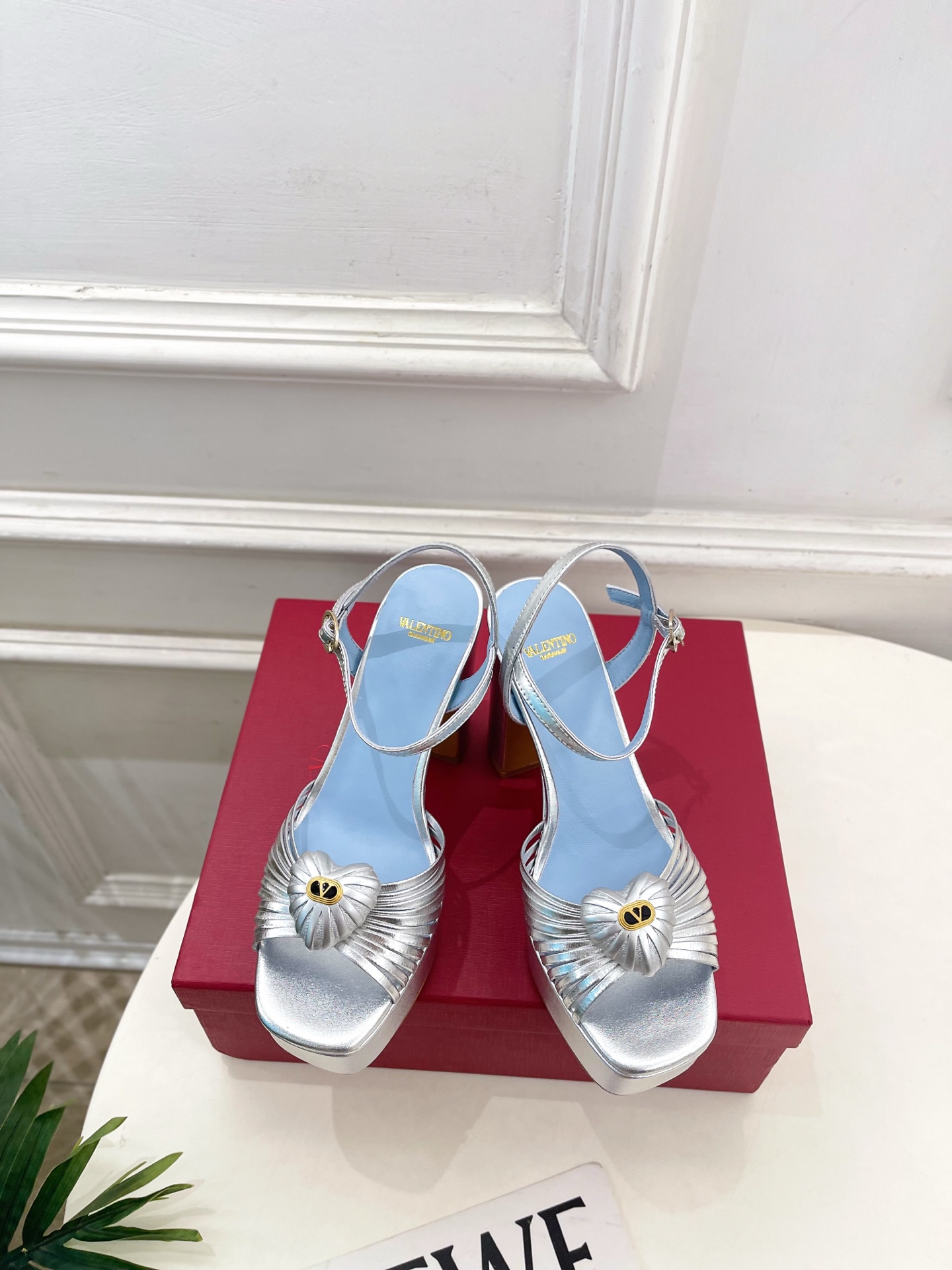 NO:681907,Valentino Valentino 26 2026ss new spring and summer love V buckle thin strap high-heeled platform sandals are new ———————————— Valentino Garavani’s classic “Roman Stud” series debuts in a new interpretation!  The latest golden V-buckle element is full of high-end feel!  BS is extremely fashionable ~ Highly customized leather upper, imported hybrid sheepskin lining, Italian genuine leather outsole, heel height 10.5cm/water platform 3.5cm, size 35-39 (40.41. Customized, non-refundable) Price, high heels sandals, valentino, valentino, sandals, high heels, sheepskin, Leather soles19860909Valentino 华伦天奴 26 2026ss春夏新品 爱心V扣细带高跟防水台凉鞋 上新 —————————————— Valentino Garavani 的经典“Roman Stud”系列以全新的诠释方式首发！最新金色V扣元素 满满的高级感 ！BS时尚度爆棚～ 鞋面高定制皮面 内里进口混种羊皮里 大底意大利真皮大底 跟高10.5cm/水台3.5cm 码数35-39（40.41.定做不退换） 价格,高跟鞋凉鞋,valentino,valentino,sandals,high heels,sheepskin,Leather soles,Women's Shoes