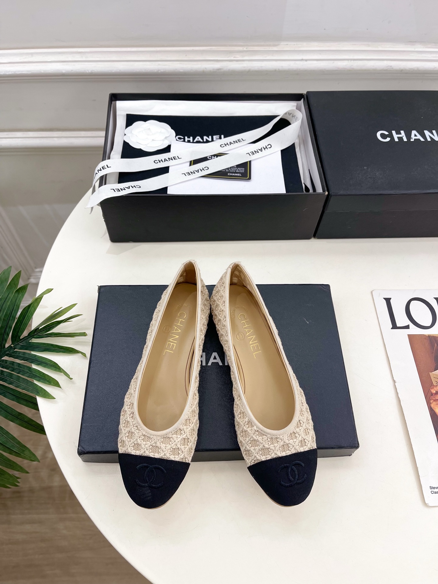 NO:681903,| Xiaoxiang 26 2026 Spring and Summer New Products Xiaoxiang Double C Woven Flat Ballet Shoes are new in the series. The absolute best in the BS fashion circle. The combination will interpret the meticulous, minimalist and classic elements that will never fade away. Showing a unique dressing style that is so beautiful that it is beyond words. A must-have for summer... ━━━━━ t ━━━━━ Original high-customized knitted upper  Lining imported sheepskin, outsole original imported leather outsole, heel height 1.5cm, shoe size: 35-39 (40.41 customized, non-refundable), ballet shoes, sheepskin, Leather soles19860909| 小香 26  2026春夏新品 小香双C编织平底芭蕾舞鞋 系列上新  BS时尚圈的绝绝子 搭配将演绎着细致 极简 永不褪去的经典元素 展现与众不同的穿搭风格美到无话可说 夏季必入款…… ━━━━━ t ━━━━━ 鞋面原版高定制针织面 内里进口羊皮里 大底原版进口真皮大底 跟高1.5cm  鞋码: 35-39（40.41定制不退换）,芭蕾舞鞋,sheepskin,Leather soles,Women's Shoes